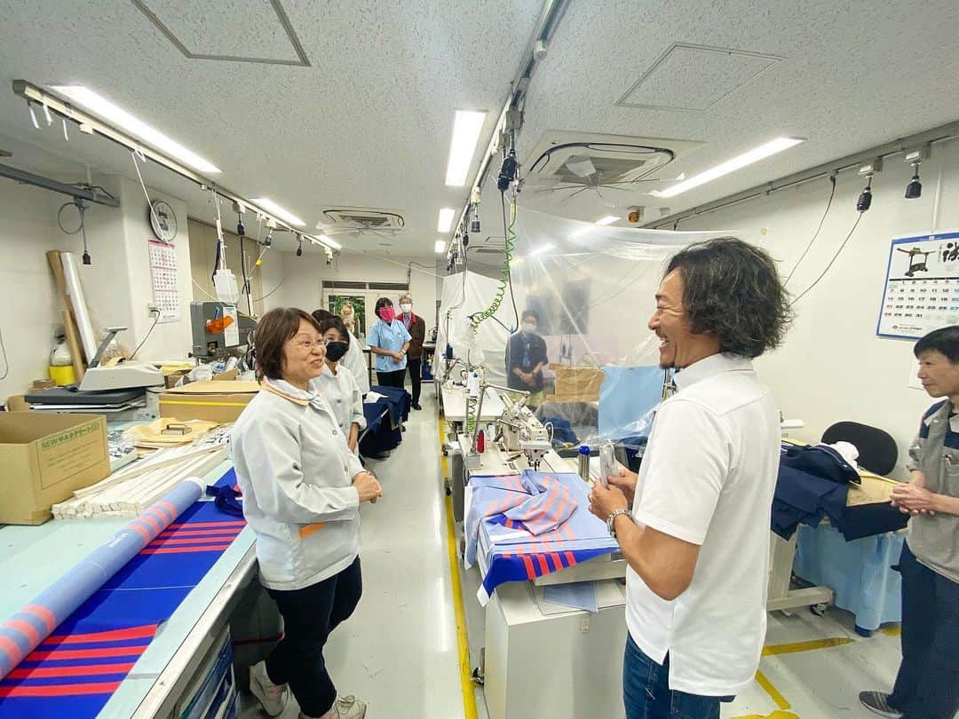 石川直宏さんのインスタグラム写真 - (石川直宏Instagram)「『東京コロニー訪問』  クラブスポンサーである帝人フロンティア株式会社と実施している【ECOパスプロジェクト in 味スタ】  その活動の一環として販売している【ECOパスバッグ】を今年は6月24日(土)の名古屋グランパス戦。青赤パーク アジパンダ広場で販売します🟦🟥✨  味スタでペットボトルの分別回収されたものが、リサイクルして生地に生まれ変わり、今回訪問した社会福祉法人『東京コロニー』の元へ届けられ、1つ1つ丁寧にバッグに仕上げられ、味スタでの販売へと繋がります。  味スタからのパスが、様々な場所・人に繋がり、味スタに帰ってきて、ファンサポーターの手元(足元⚽️)に届く。  まさに循環型🔄  今回訪問した社会福祉法人『東京コロニー』は、障がいのある人の職業対策の一環として東京都により開設された国内初の身体障がい者福祉工場で、50年以上の歴史があり、現在は法人立の多機能型障がい福祉サービス事業所に移行し、多様な事業運営と地域に密着したサービスの拡充に努められています。  農業や防災にも取り組んでいる僕は、今回の縫製工場はもちろん、野菜工場や防災用品も興味深く、非常に勉強になりました🙌  【ECOパスプロジェクト】は、ペットボトルの再利用を通じて環境問題に取り組むとともに、バッグの制作発注を通じて障がい者雇用の促進とその支援も行っています🤝  【ECOパスバッグ】という商品だけでなく、こんなストーリーも皆さんへ届けていきたいと思います🤝  #ECOパスプロジェクト #ECOパスプロジェクトin味スタ #ECOパスバッグ #ECOバッグ #帝人フロンティア #東京コロニー #4R #Recycle #リサイクル #Refuse #リフューズ #Reduce #リデュース #Reuse #リユース #fctokyo #FC東京 #Tokyo #東京 #東京が熱狂 #fctokyoclubcommunicator  #FC東京クラブコミュニケーター #NaohiroIshikawa #石川直宏」6月1日 13時35分 - sgss.18