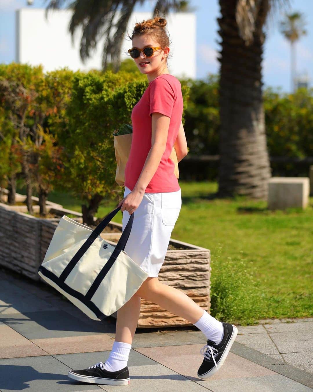 CLUÉLmagazineさんのインスタグラム写真 - (CLUÉLmagazineInstagram)「. PETIT BATEAU SUMMER T-SHIRT 鮮やかな色で楽しむ、リゾートなTシャツコーデ🕶️🏝️ . “パリスピンク”と名付けられた、大人っぽいシックなピンクカラーのTシャツが夏の主役。白いショーツやサングラスなど、リゾート感のあるスタイルで夏っぽく着こなしたい🫶🏻✨ 《プチバトー》のTシャツの定番シルエット“アイコニック”の特徴でもある、フィット感のあるタイトなシルエットも大人っぽくてグッドバランス！ . #petitbateau ・・・・・・・・・・・・・・・・・・・・・・・・・・・  #cluel #クルーエル #cluelmagazine #クルーエル女子 #fashion #ootd #ファッション好き #ファッション雑誌 #おしゃれ #グッドガール #夏コーデ #プチバトー #プチバトーT #Tシャツ #Tシャツコーデ #tshirt #ピンクコーデ #リゾート #スニーカーコーデ #リラックス #ボーイッシュ女子 #シンプルが好き  こちらのアカウントもフォローしてね！ @cluel_homme @navys_magazine」6月1日 13時31分 - cluelmagazine