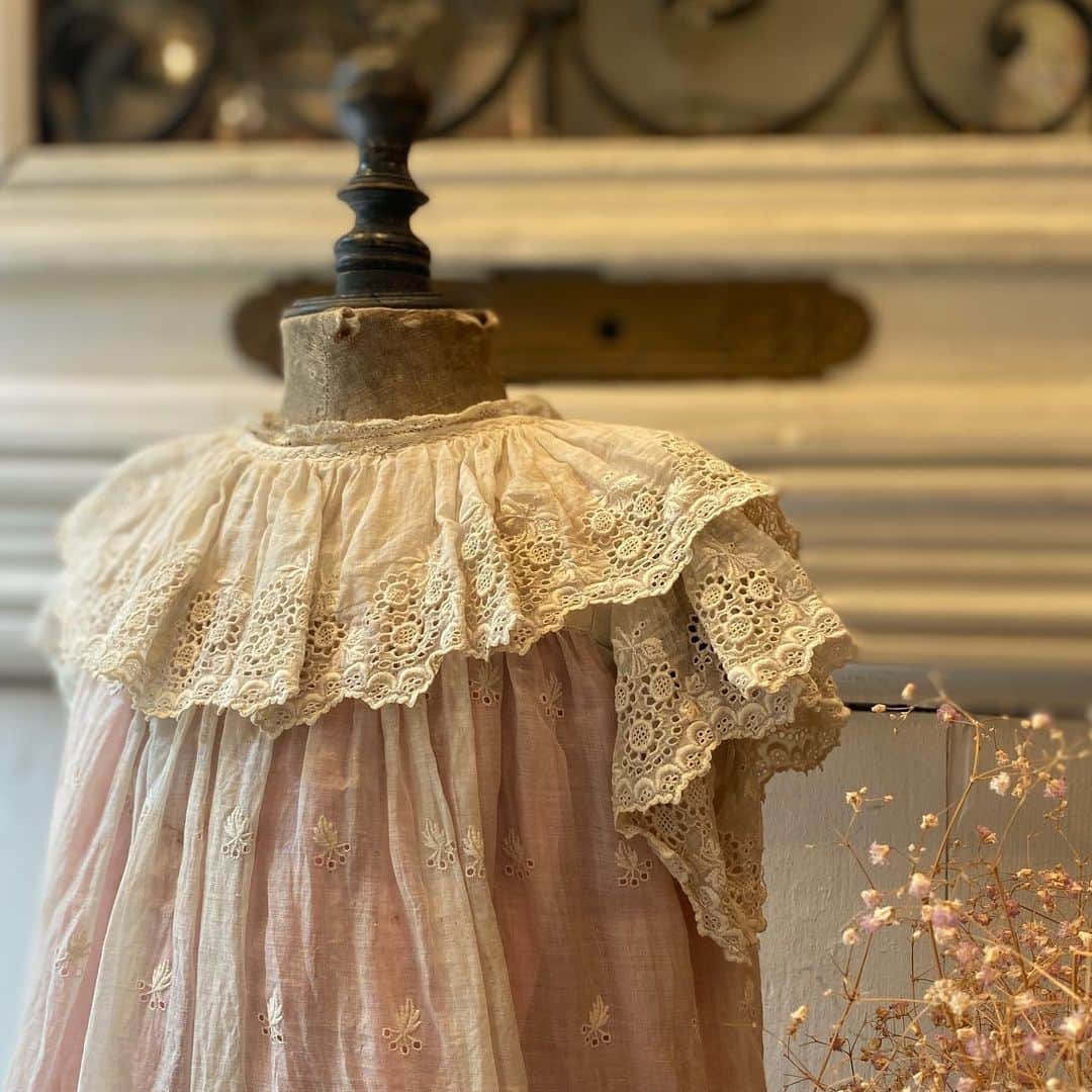 稚野鳥子さんのインスタグラム写真 - (稚野鳥子Instagram)「SOLD べべのためのドレス。  シルクのピンクインナーがエクリュカラーに重なりシックな色合いに。  小花が散りばめられたレースがとてもかわいいデザインです。  #toricoloreshop #toricolore #フランスアンティーク #アンティークショップ #恵比寿 #アンティークのある暮らし #フレンチカントリー#frenchantiques #antiqueshop #shabbychic #brocante #シャビーシック#シャビーシックインテリア #ブロカント#ホーロー #アンティークホーロー #emaille#frenchdecoramour#frenchenamelware#émaillé」6月1日 13時33分 - toricolore_shop