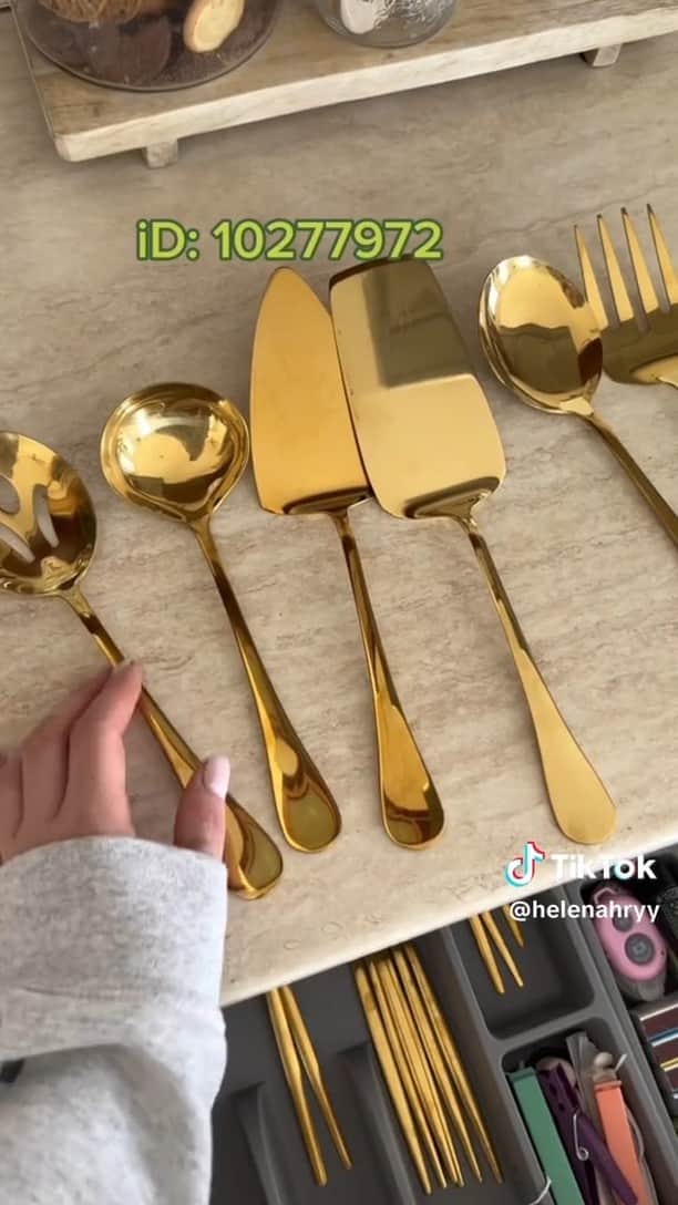 SHEINのインスタグラム：「Start your day sunny side up with home essentials that go the extra mile 🌞✨ From cozy comforters to dining trays that are deliciously easy to store and so much more, make your mornings shine with SHEIN 🛏️🌼 @helenahryy  🔎13245363 11668196 13376313  12391393 11227924  #SHEIN #SHEINforAll #SHEINstyle #fashion #chic #saveinstyle」
