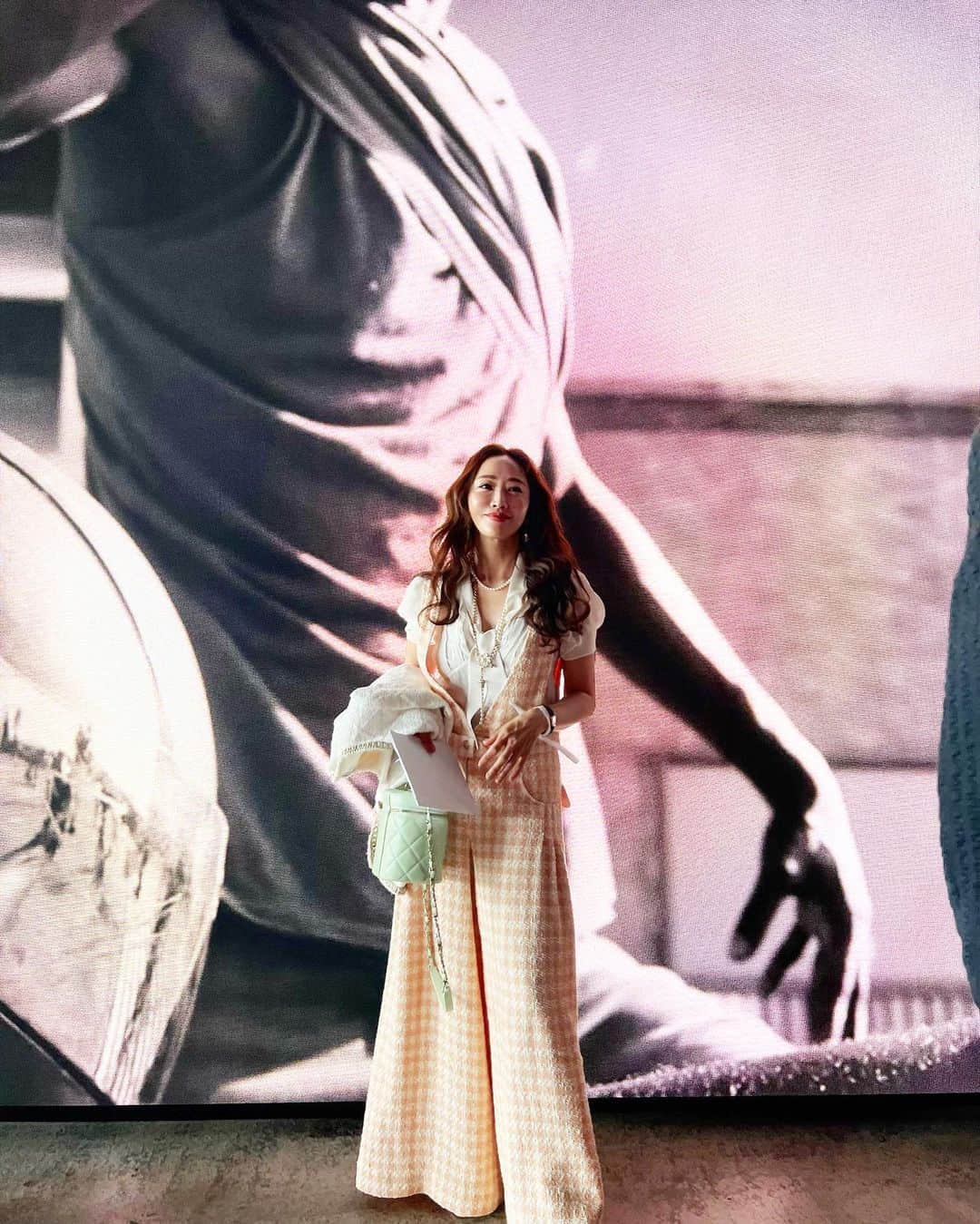 神崎恵のインスタグラム：「・ CHANELメティエダールコレクション🏵 ツイードジャケットをはじめ、デニム、レース、一層の輝きを放つビーズやスパンコール、 自由を楽しむ女性の凛々しさやパワーを感じるコレクション。 メイクやヘアも素敵だった✨ 「戦場のメリークリスマス」のテーマ曲での幕開けも美しく、ただただ高揚する時間でした。  リップはルージュ　アリュール　ヴェルヴェット61とシャネルルージュ　ここボーム918を重ねました。 チークはレ ティサージュ10。 アイカラーはレ ベージュ パレット ルガール　ウォーム ファンデはレ ベージュ トゥッシュでした。 ドゥ タン。 #chanel」