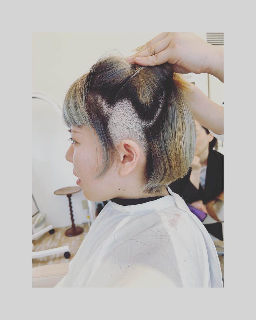 松浦美穂さんのインスタグラム写真 - (松浦美穂Instagram)「中村佳穂ちゃん @kahonakamura_info  @nakamurakahoo   hair cut 松浦美穂 hair color 大島祐介 @twiggy_tokyo   「これからドイツ🇩🇪でのライブがあるから…今回、私のイメージは”大五郎”」 と…佳穂ちゃん。 彼女独特の感性…刺激ウケます笑😂 punk‼︎tasty✨ これまた楽しいsessionでした！  ドイツ〜アムステルダムで ライブや撮影をやって。 niceなヘアアレンジも‼︎ 　photo  nanakokoyama 　hair&make-up  yamadaayami  知人の向井山朋子さん　@tomokoamsterdam ともsessionして来たよう。  お帰りなさい✨  #haircut #大五郎スタイル #haircolor  #hairsalon #yumedreaming #ドイツでライブ #アムステルダムでセッション #撮影」6月2日 0時24分 - twiggy_mihomatsuura