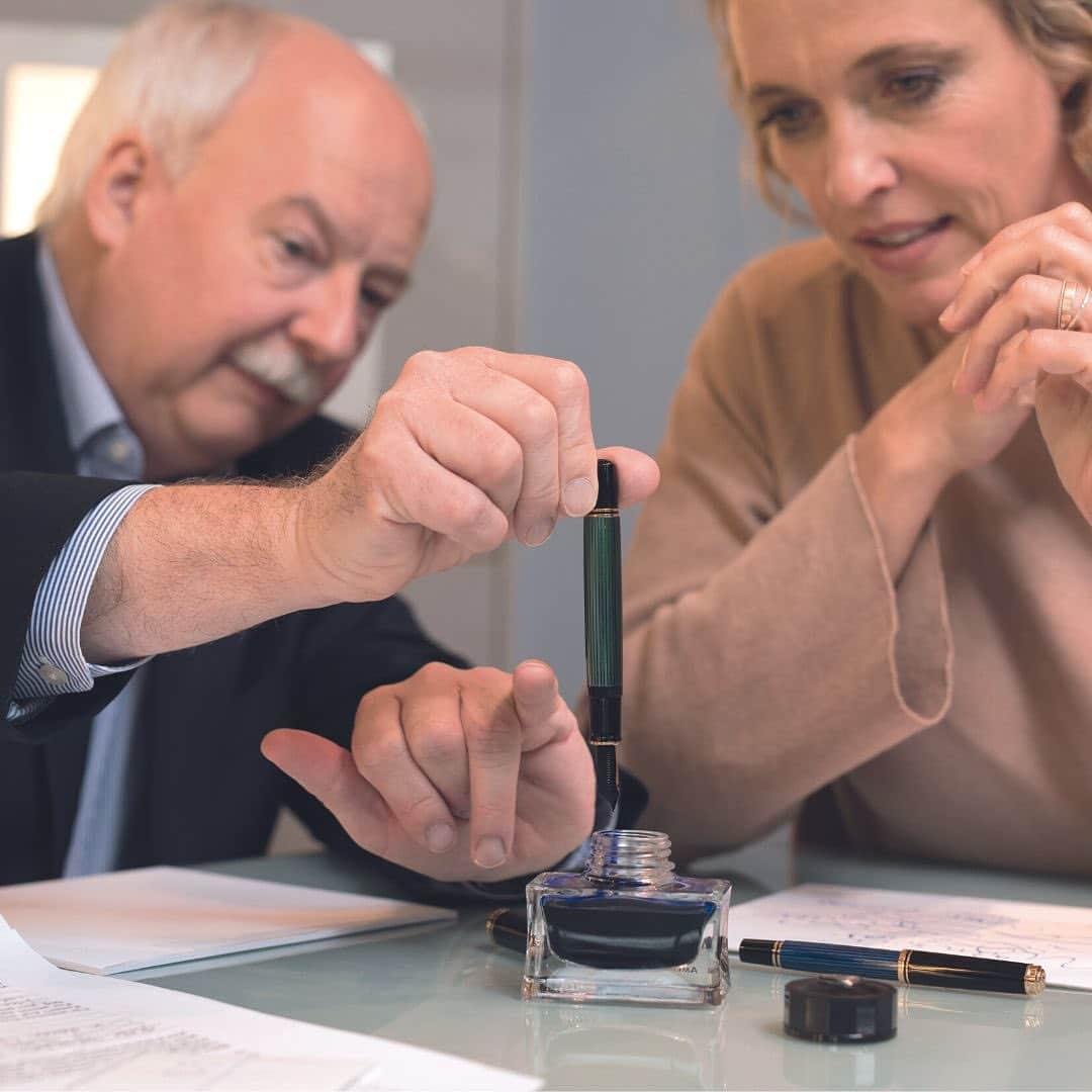 ペリカンさんのインスタグラム写真 - (ペリカンInstagram)「Filling your fountain pen correctly is an important step to guarantee a lifetime of writing pleasure with your Pelikan writing instrument. Keep these steps in mind, when filling the reservoir of your piston filling fountain pen:   Step 1: Before filling, move the piston forward by twisting the knob at the end of the pen to the left. Step 2: Dip the nib completely into the ink up to the beginning of the grip section. Now slowly and evenly draw up the ink by turning the knob to the right. Step 3: When the barrel is filled, let three drops drip back into the glass by turning the knob smoothly to the right. Step 4: Now, hold the nib upright and turn the knob again to the left to soak the remaining ink out of the ink feeder. Done! Enjoy writing again...   #fountainpen #pelikanpassion」6月2日 0時28分 - pelikan_passion