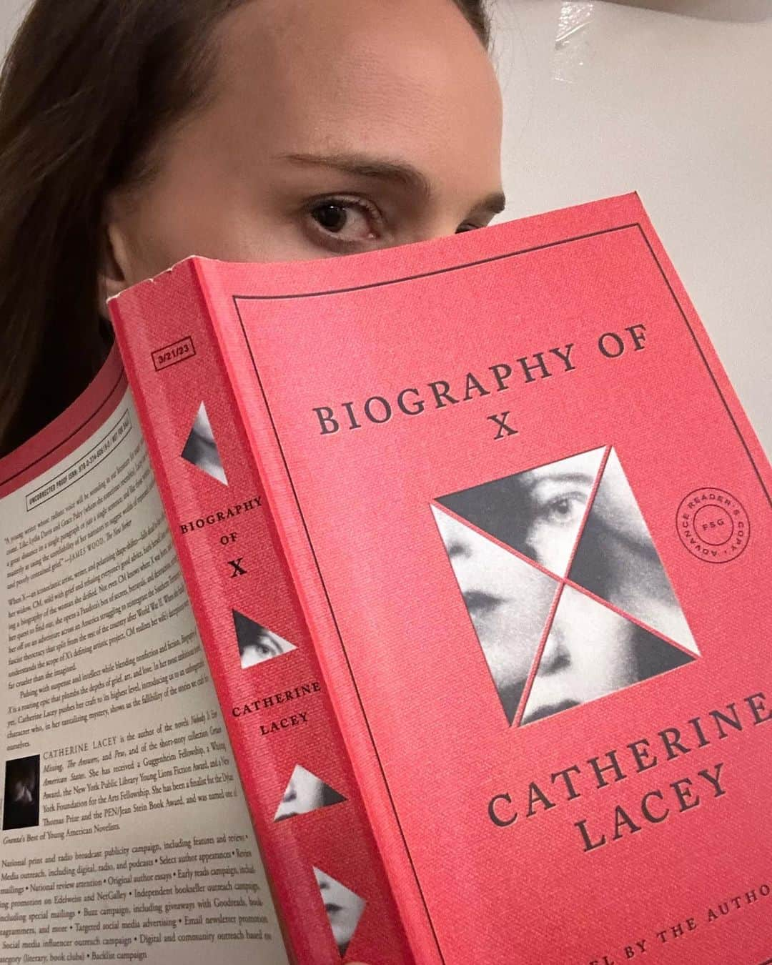 ナタリー・ポートマンのインスタグラム：「When X, a polarizing and elusive artist, drops dead in her office, her grieving wife sets out to uncover the truth of X’s life. Part narrative fiction, part fake biography — Catherine Lacey’s Biography of X already feels wholly original and I can’t wait to discuss with you all. #JuneBookPick @catherinelacey_」