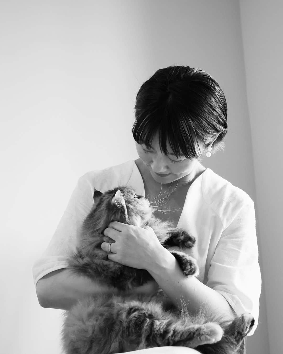 新井麻希のインスタグラム：「* 5月に父が撮ってくれたマタニティフォト🤰🏻  とはいえ、お腹が隠れているから、ただの愛猫えぐりとのツーショットです🐈  どうしてもえぐりと撮りたかったから自宅での撮影となり  めっちゃ嬉しい☺️！  という、私の気持ちとは対照的な、えぐりの表情が見どころです笑笑  この日、友達が来てくれてめっちゃ楽しい撮影になりました🥰この後載せます❣️  #マタニティフォト」