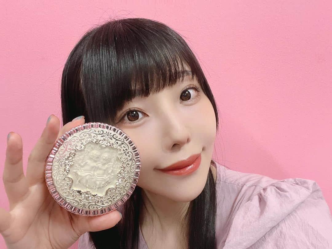 相沢梨紗さんのインスタグラム写真 - (相沢梨紗Instagram)「もう、何個目だろう。 メイクの仕上げは @milanocollection_jp です。  アイドルのLIVEで汗はどうしても避けられないので、 落ち方のキレイなメイクを目指して毎回顔を作ってます。  この白粉が浮かない肌を目指して日々精進しようと思う💕  最近は、 @aelle_clinic さんで「コラーゲンピール&エレクトロポレーショ&ピコトーニング」で定期的にくすみやエイジングケア。  お手頃な化粧水や美容液でも、 栄養素が浸透するお肌を作ってたら良いのかなって最近改めて感じます。  ミラコレのコンパクト可愛くてずっと集めてる〜💕  1年のご褒美として毎年の楽しみにしてる😊  1つで1年しっかりもつのでコスパが良いと私は思ってる💖 たまにはメイク事情でも載せてみようという。笑  さてさて❗️  明日はタワーレコード渋谷店さんにて「ONE NATION UNDER THE DEMPA」リリイベ❗️  りさは🐣😋🤍 【19:30~20:30】の回です🙌  【ブックレット内にて着用の制服衣装＋タワーレコードエプロン着用】  これは…アルバイトさんみたいになりそうな予感じゃない？😳  みんなとの2ショットチェキ撮影できたらいいな‼️ 楽しみにしてます😌💕  お天気悪いかもなので、気をつけて来てね〜〜🙌  #美容 #美肌 #ミラノコレクション #milanocollection #cosme #japan #カネボウ #白粉 #ファンデーション #スキンケア #dempagumi #でんぱ組 #faaepowder #フェイスパウダー」6月1日 22時56分 - risacheeese