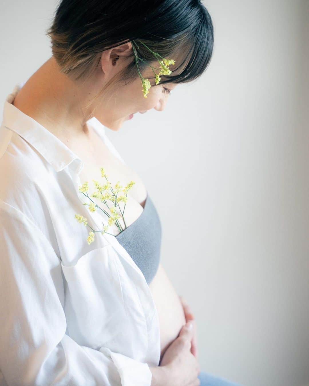 新井麻希のインスタグラム：「* カメラマン替わりまして。 こちらは、子供の頃から家族ぐるみでお世話になっているお嬢さん　ありさちゃんに撮ってもらったもの❣️  柔らかな光の使い方が、穏やかな人柄のありさちゃんらしく、私も優しい表情を引き出してもらいました🥰  マタニティフォトを撮ろうか撮るまいか迷っていましたが、友達たちと父のおかげで、すごくいい思い出になりましたし、記念に残りました🥰  撮影📸 ありさちゃん @alicetea718   美術・スタイリング😍 亀井京子 @kyokokameiofficial   盛り上げ役📣 鬼頭里枝 @riekitou   共演🤰🏻 ダンサーのめぐちゃん @megukumamegu  猫のえぐり @eglythecat  #マタニティフォト」