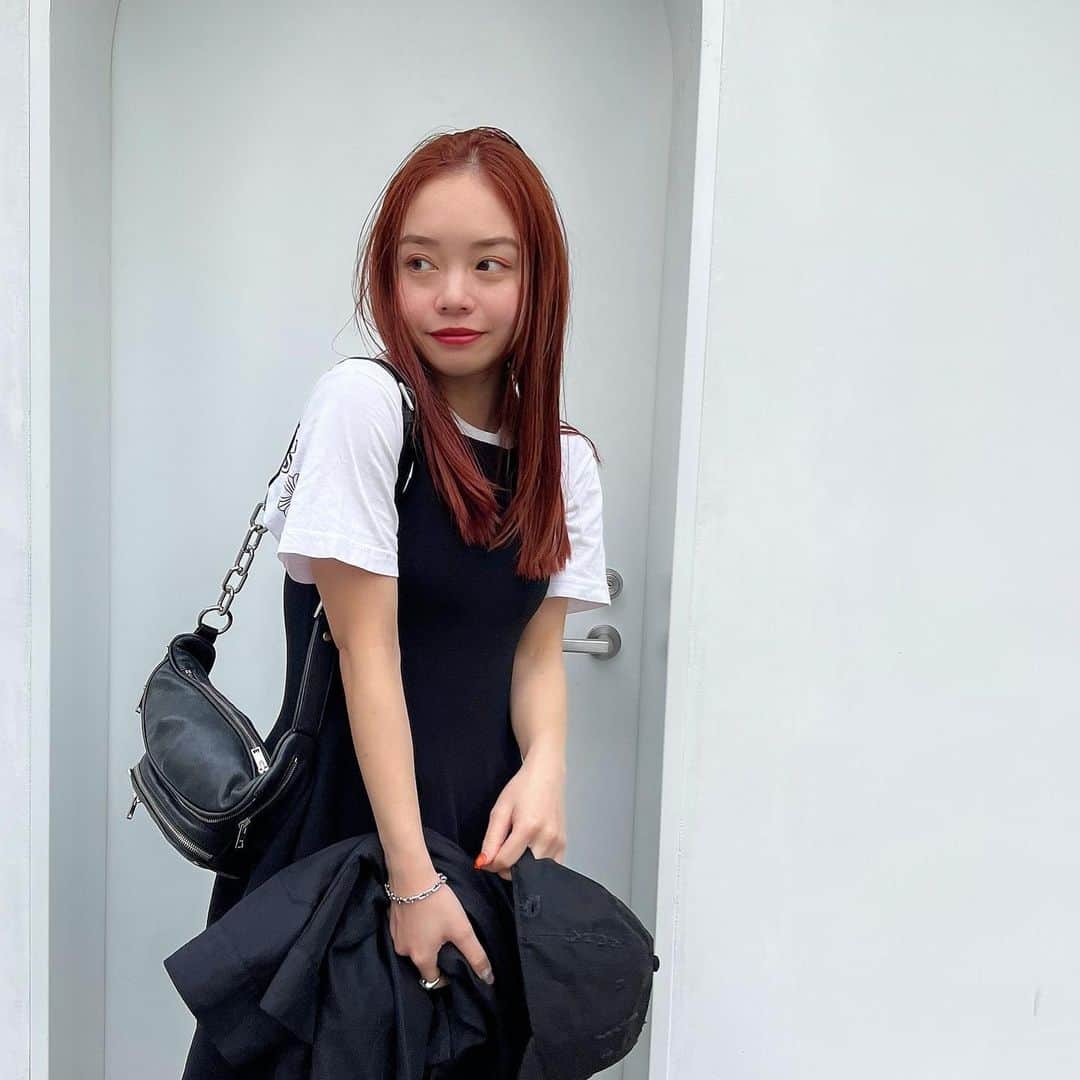 福地夏未のインスタグラム：「☝️ 証明写真ばりに笑い方ぎこちない😌 すきなかみいろをこする  _ #hair #hairmake #cos #ootd #code #ワンピースコーデ #笑い方忘れてる #alexanderwang #chromehearts」