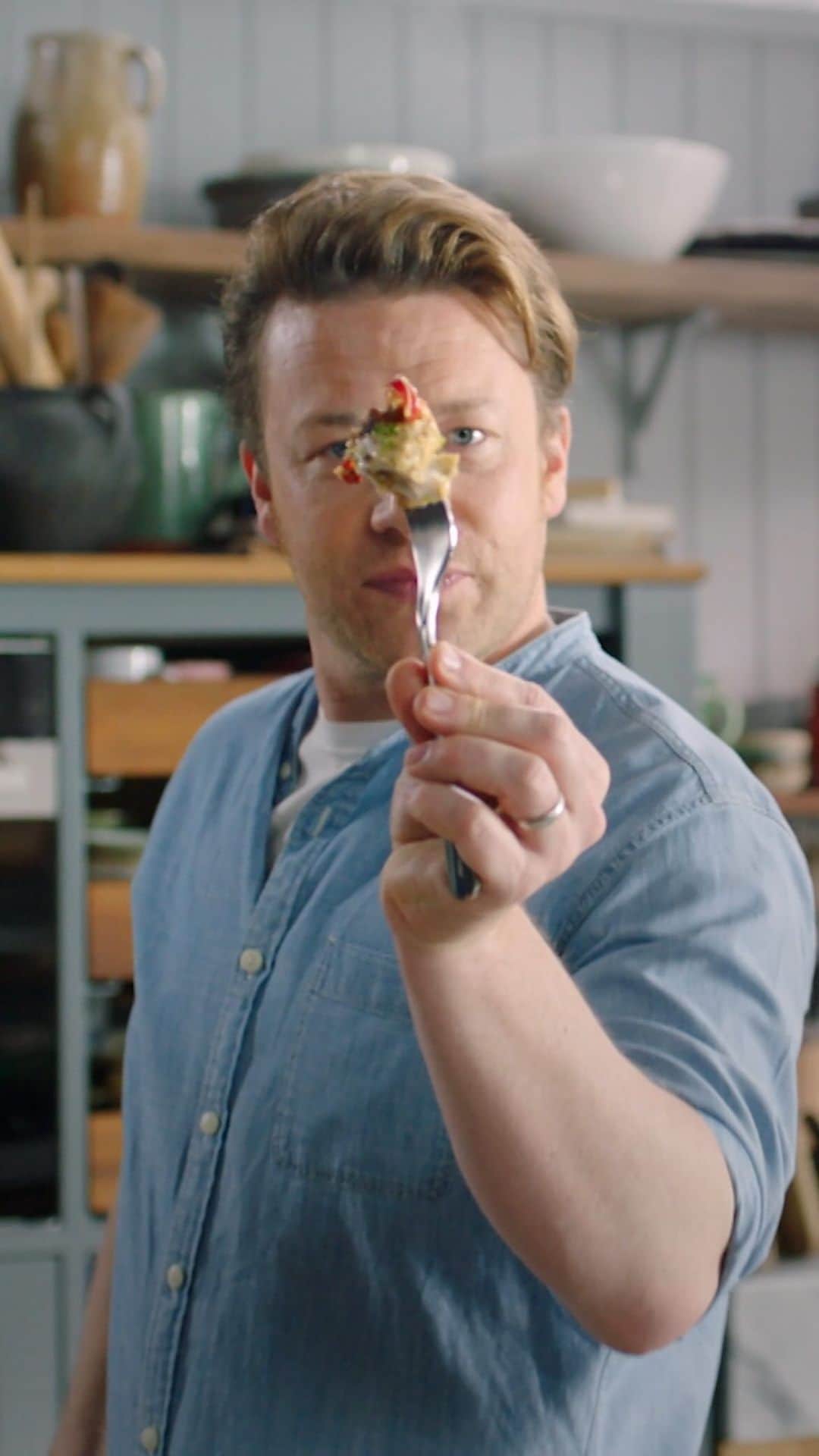 ジェイミー・オリヴァーのインスタグラム：「I’ve got a WINNER of a #ChickenDinner for you...all you need is 5 ingredients and on the table 15 minutes!!! Now that’s #QuickAndEasyFood!! Plus we all know someone who loves peanut butter so do ‘em a favour and let them know about this one! Recipe link in my bio.」