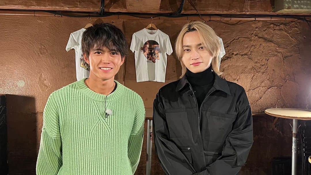 SKY-HIのインスタグラム：「6/2(金) 21:30-21:59 NHK（Eテレ）「#スイッチインタビュー」 SKY-HI×大迫傑 EP1  ぜひご覧ください！  —  日本のＨＩＰＨＯＰをはじめ音楽業界に新風を巻き起こしてきたアーティスト／ＣＥＯのＳＫＹ－ＨＩと、日本陸上界の常識を破り続けるプロランナー・大迫傑が対談！  ＥＰ１はＳＫＹ－ＨＩの原点ともいえる渋谷のクラブで。 ダンス＆ボーカルグループＡＡＡのメンバーであると同時にラッパーとしてソロで活動してきたＳＫＹ－ＨＩが自称「音楽界のはみ出し者」として挑戦してきた道のりや葛藤を語る。 「才能を殺さないために」を掲げて立ち上げた次世代育成プロジェクトへの思いとは？ 大迫も、自らを「愚か者」と語るほどのチャレンジャー。 時代の変化を感じさせる３０代同士が共鳴し合う。  —  #大迫傑 #SKYHI」