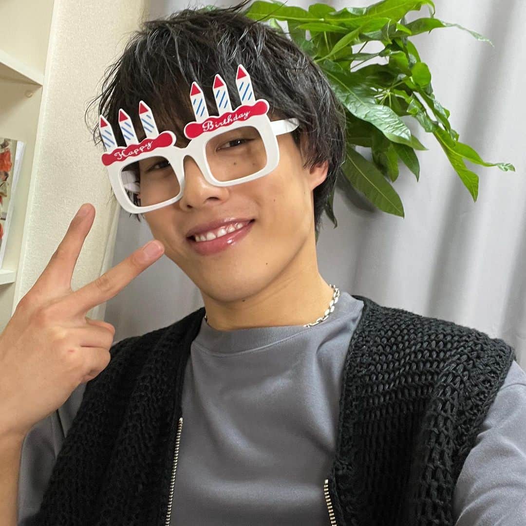 佐藤颯人のインスタグラム：「今年の誕生日もとてもhappyな1日になりました✨ 祝ってくれたみんな本当にありがとう😉  #佐藤三兄弟 #三つ子 #satotriplets #triplets #birthday」