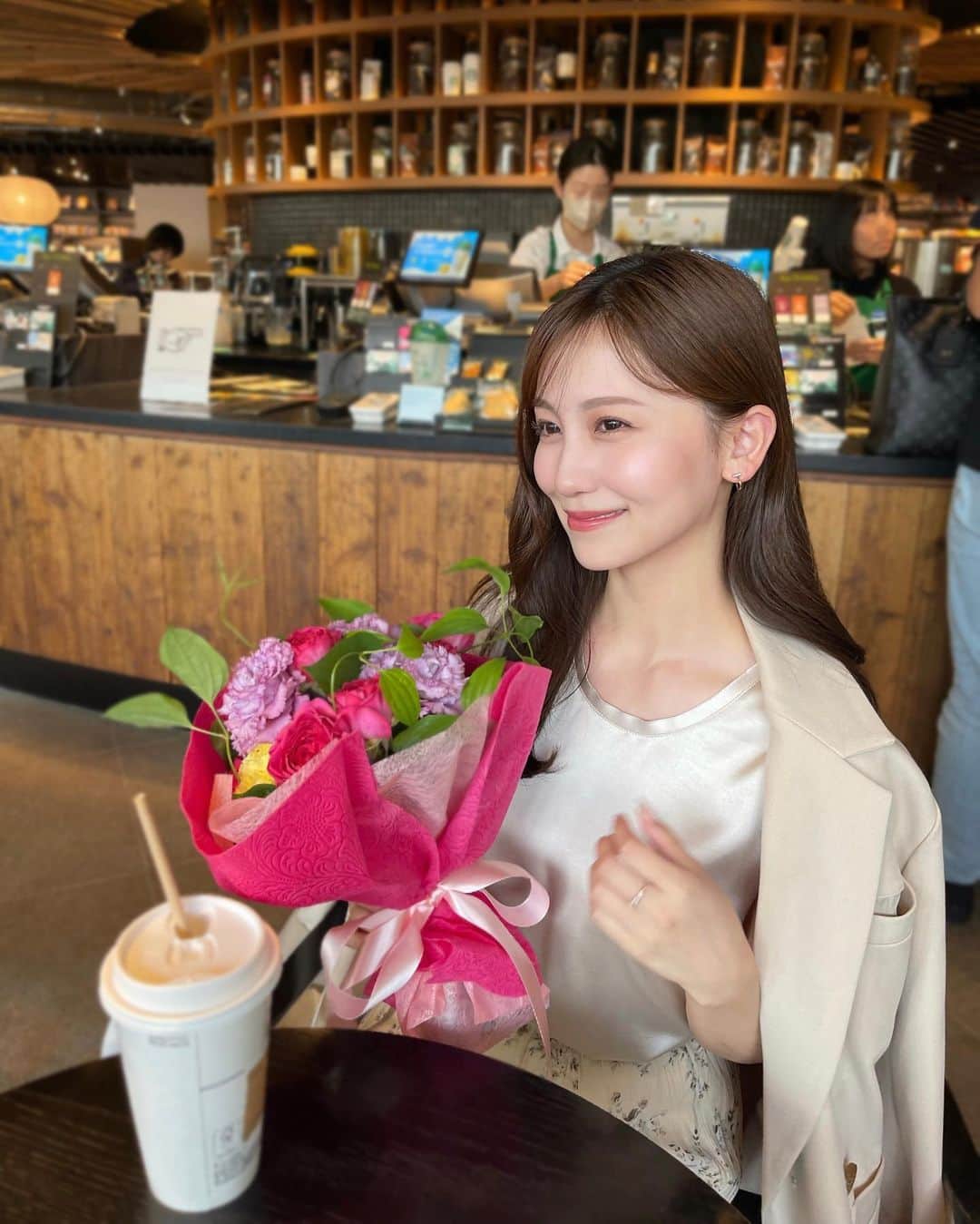 小嶋真子さんのインスタグラム写真 - (小嶋真子Instagram)「⁡ ⁡ お仕事終わりに..☕️ @shimadadesu_official 🫶🏻 ⁡ 前の投稿では たくさんのお祝いのメッセージ 本当にありがとうございました♥ ⁡ 3枚目は収録現場でいただいたお花と..☺️✨」6月1日 23時12分 - makochan_2525
