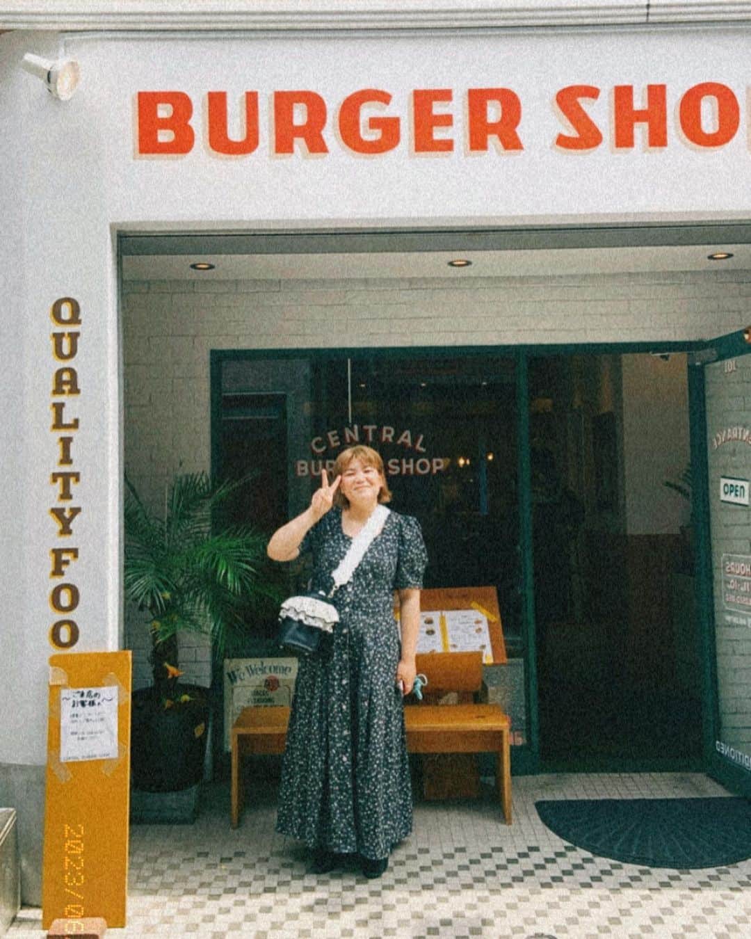 福田瞳さんのインスタグラム写真 - (福田瞳Instagram)「誕生日ほやほやのつっちー @t.mami.31 と横浜デート❤️ 横浜よくわからないんだけど、つっちーがいろんなところに連れて行ってくれました♡ありがとう✨つっちー✨  @central_burger_shop さんのハンバーガー🍔美味しかった〜✨ 横浜町ブラ最高でした♡ #ウチキパン で買ったパンは本日夕飯にシチューのお供に🥖☺︎ 美味しかったなぁ。  #近沢レース すっごく素敵だった〜✨な☺︎ 横浜って歩いてるだけでなんか楽しい！！♡  なんか、横浜の人みんな優しかったなぁ。。 今日双子座一位だったからか？ たまたまか？それにしても一日中、いいことばっかりだったなぁ☺︎  #バースデー横浜 #コスモワールドは木曜日休み #つっちー誕生日おめでとう #34歳も楽しもうね #次は葉山いこう」6月1日 23時08分 - fukudahitomi610