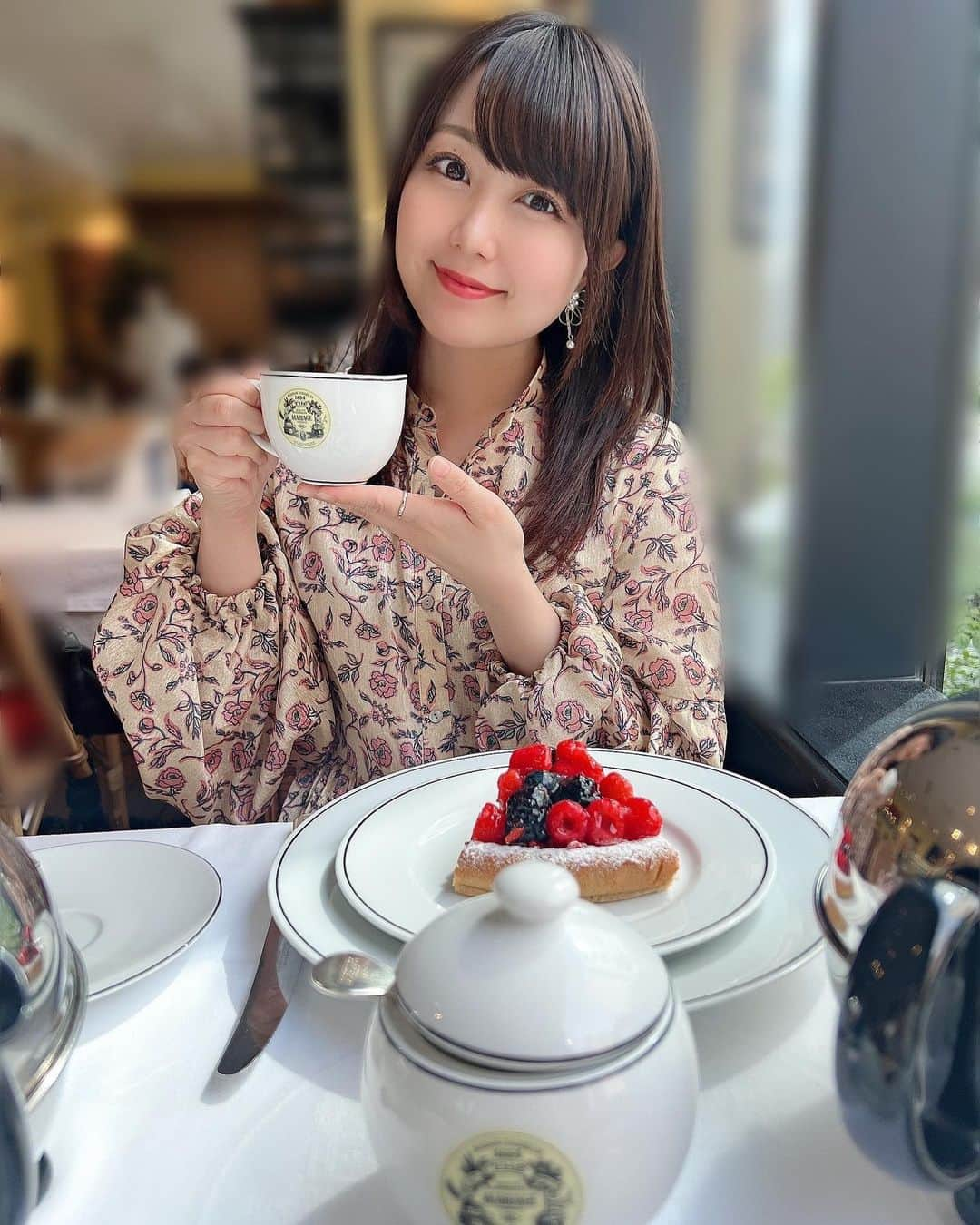 嶋梨夏さんのインスタグラム写真 - (嶋梨夏Instagram)「マリアージュフレールはずっと憧れのご褒美紅茶なので、初めてカフェでティータイム出来て幸せすぎました🥺💓また行けるように頑張るぞ〜！！ということで、6月もよろしくお願いしますっ😆✨✨ . . . . . #被写体 #お仕事依頼受付中 #マリアージュフレール #mariagefreres #紅茶 #tea #ティータイム #teatime #もぐもぐ #いっぱい食べる君が好き #えくぼ #アラサー女子 #平成元年生まれ #150cm #ファインダー越しの私の世界 #ポートレート #ポートレート撮影 #女優 #actress #photooftheday #JAPAN #japanesegirl #instagood #followme #ricashima #嶋梨夏」6月1日 23時10分 - shimarica_jp