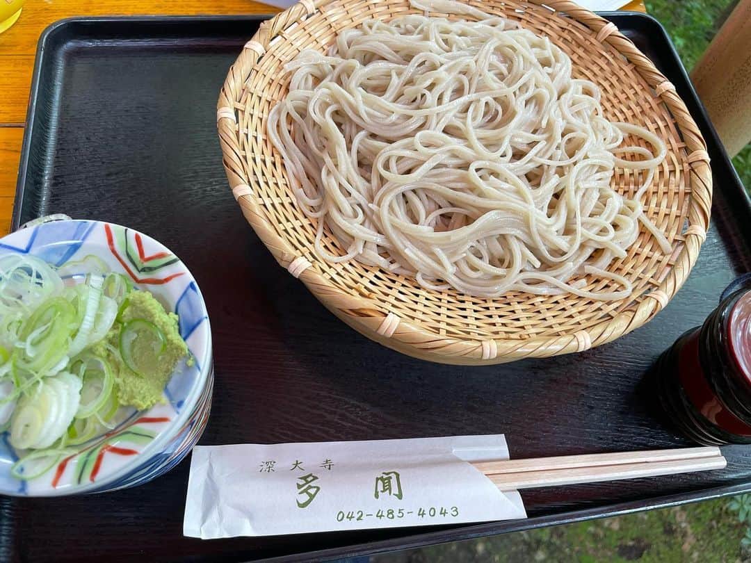 のインスタグラム：「深大寺といえばおそば！！  境内からほんの少し離れた場所にある「多聞」  時間が経ちすぎてて、細かい食レポはできないので一言→おいしかった🤤 おそばの種類がいくつかあって、食感味香りそれぞれ違ったので、食べ比べもおすすめ🤤  #深大寺　#深大寺そば #多聞　#そば　#食レポ #jindaiji #tokyo #도쿄 #소바 #소바식당 #소바맛집」