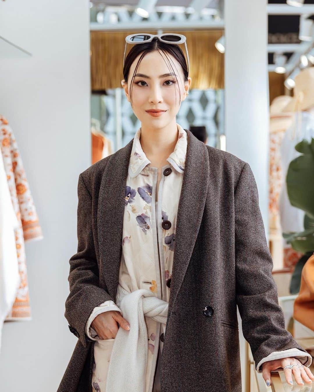 ソニアのインスタグラム：「When you wanna hit up a resort during the long weekend but you have business to take care of first 😎  When it comes to this season’s resort looks for your next well deserved getaway, @loropiana shows us the perfect way to do it ✨ I’m a massive fan of muted, understated yet elegant tones, and they nailed it!   Discover the collection at the Loro Piana pop up at Marina Bay Sands, Level 1, Grand Colonnade South, from now till 18 June 2023!  @LoroPiana #LoroPiana #LoroPianaResort」