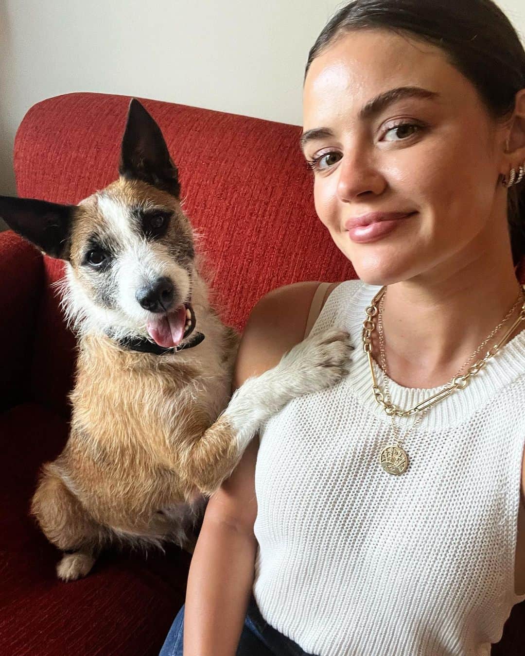 ルーシー・ヘイルのインスタグラム：「scene stealer 🐾♥️」