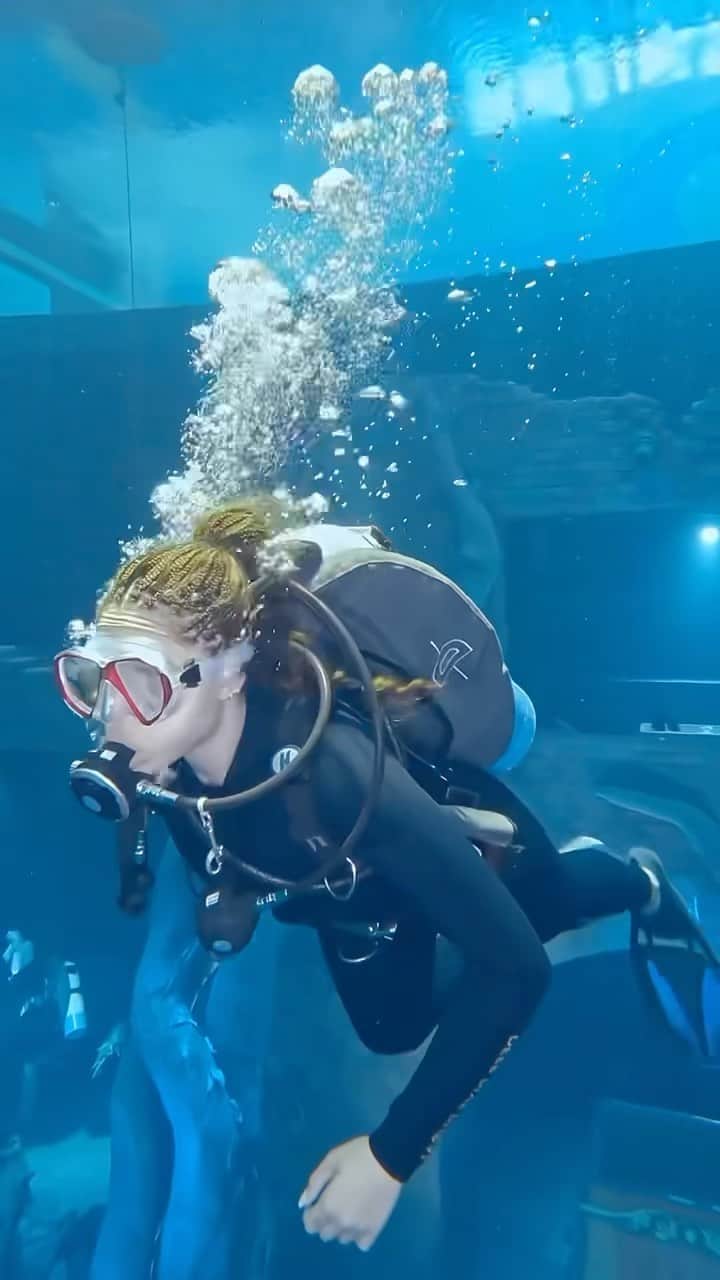 ジョーディン・ウッズのインスタグラム：「come deep diving with us in the deepest pool in the world 😅 @deepdivedubai @karltowns」