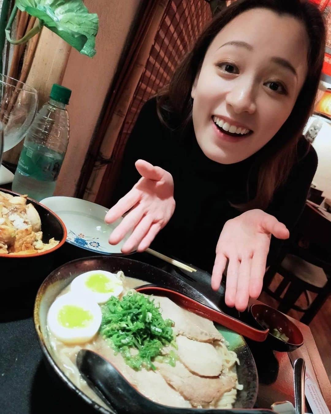 城妃美伶のインスタグラム：「満面の笑みの理由は…  【2ヶ月ぶりの和食】  先日ふいに、ラーメン食べたい発作に襲われまして。 190センチのうちのアルゼンチン人さんを肩に担ぐ勢いで  I NEED to eat Ramen!!!とアルゼンチンにある日本食のレストランにやって参りました🍽️  日本語がとても上手な店員さんとコミニュケーションを楽しみながら、とても幸せな時間を過ごしました。  最後には緑茶までサービスして頂いて🍵 日本の文化を感じられる素敵なお店でした @furaiboba   #にしても #嬉しそうな顔  #日本食 #和食 #アルゼンチン  #japanese #japanesefood  #japon #comidadejapón」