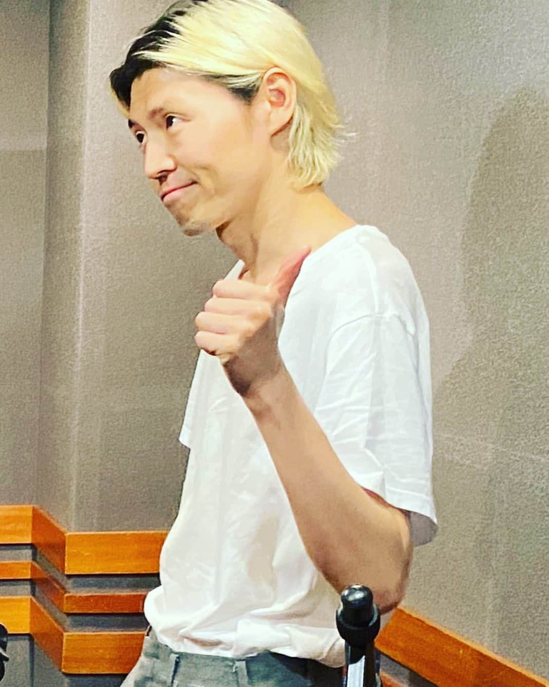 岡本伸明のインスタグラム：「髪伸びた💇‍♂️」