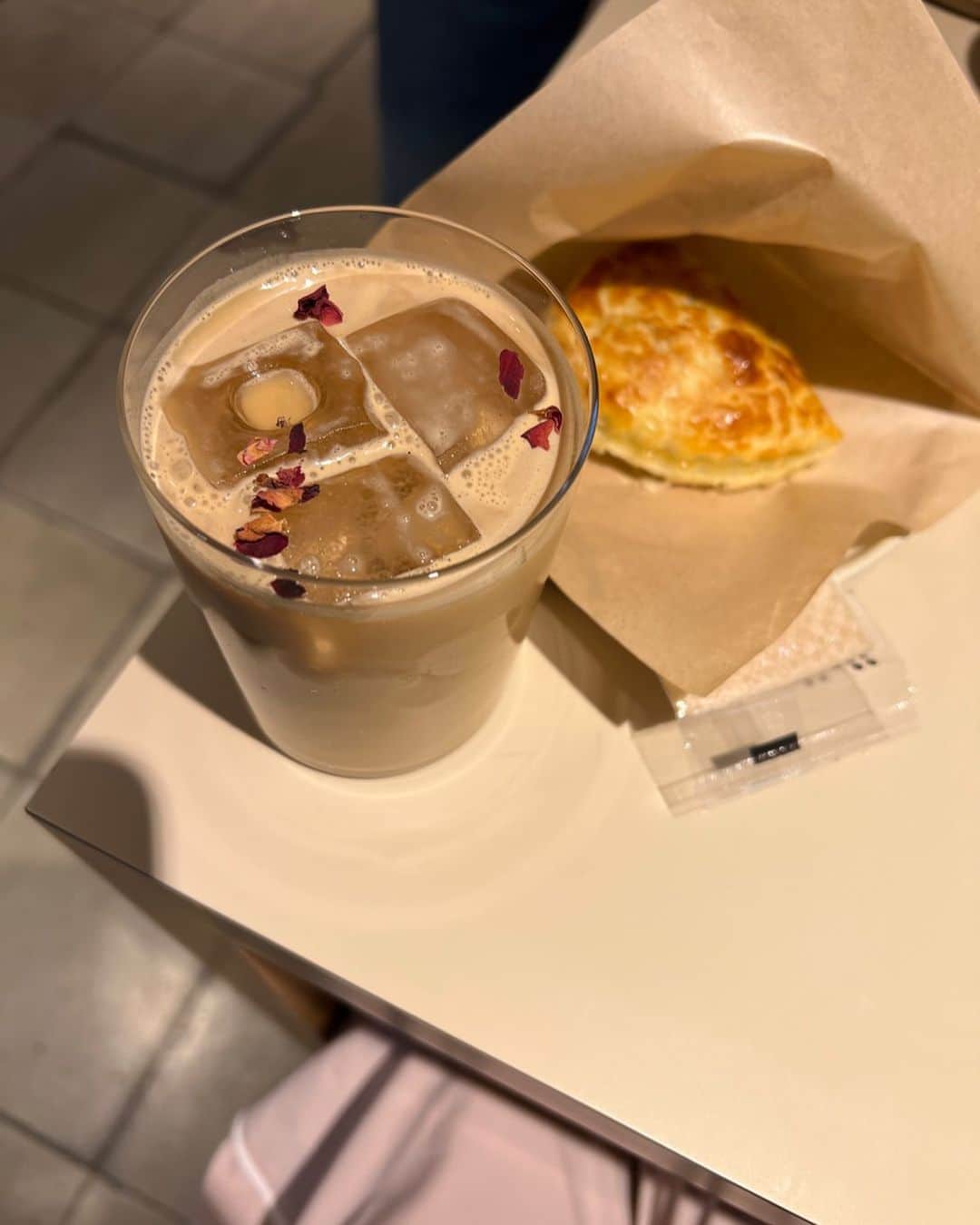 のインスタグラム：「@bluebottlejapan  ひっさびさの三軒茶屋🌱  #三茶カフェ #三軒茶屋カフェ  #三茶グルメ #三軒茶屋カフェ巡り  #カフェ活 #bluebottlecoffee  #ブルーボトルコーヒー  #ブルーボトルコーヒー三軒茶屋  #カフェラテ #こーひー  #こーひーのある暮らし #こーひーたいむ」