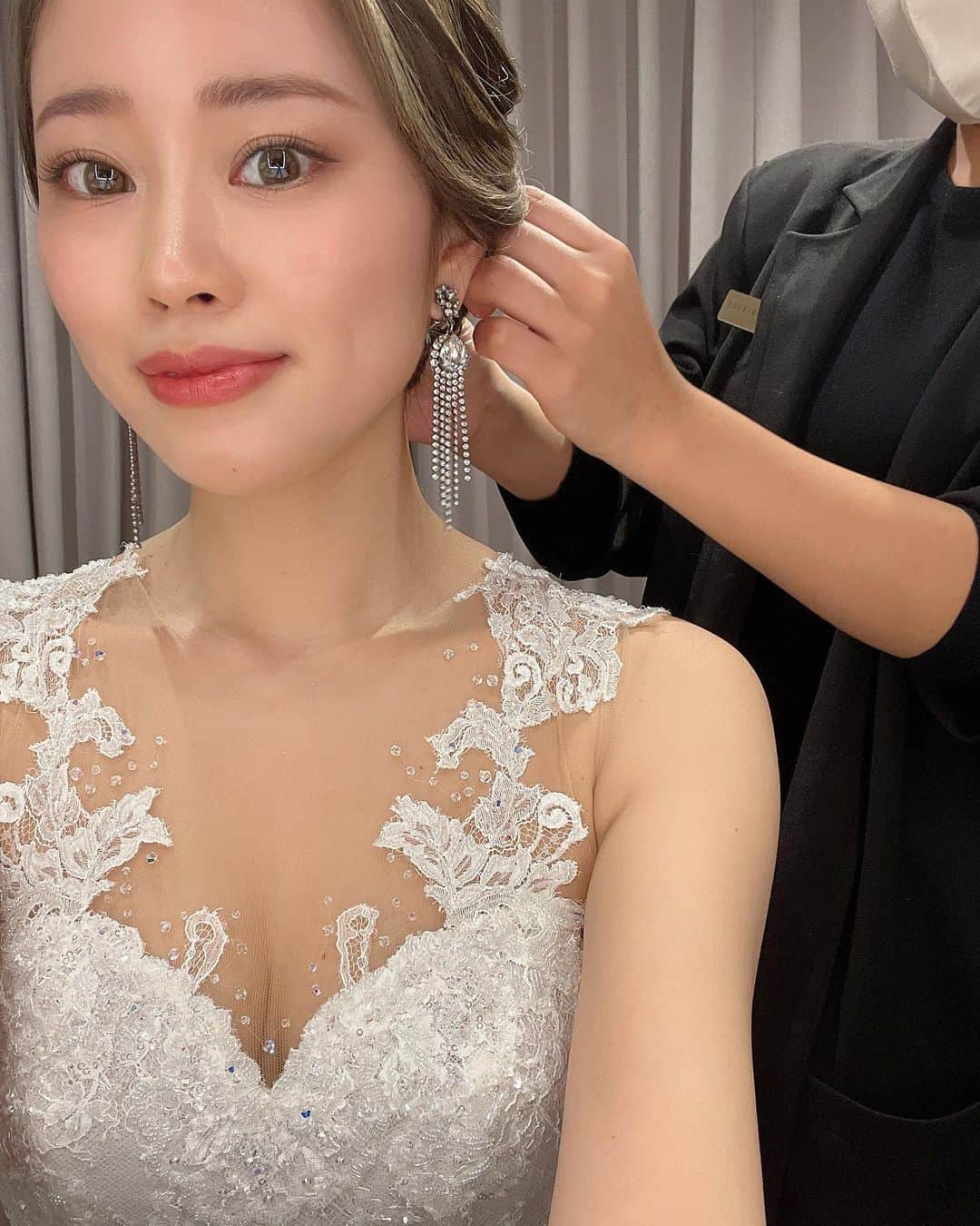 のインスタグラム：「. メイクルームが楽しすぎたな〜🩷 カメラマンさんにこんな騒がしい控え室 初めて見たと言われた🤣笑 . #wedding」