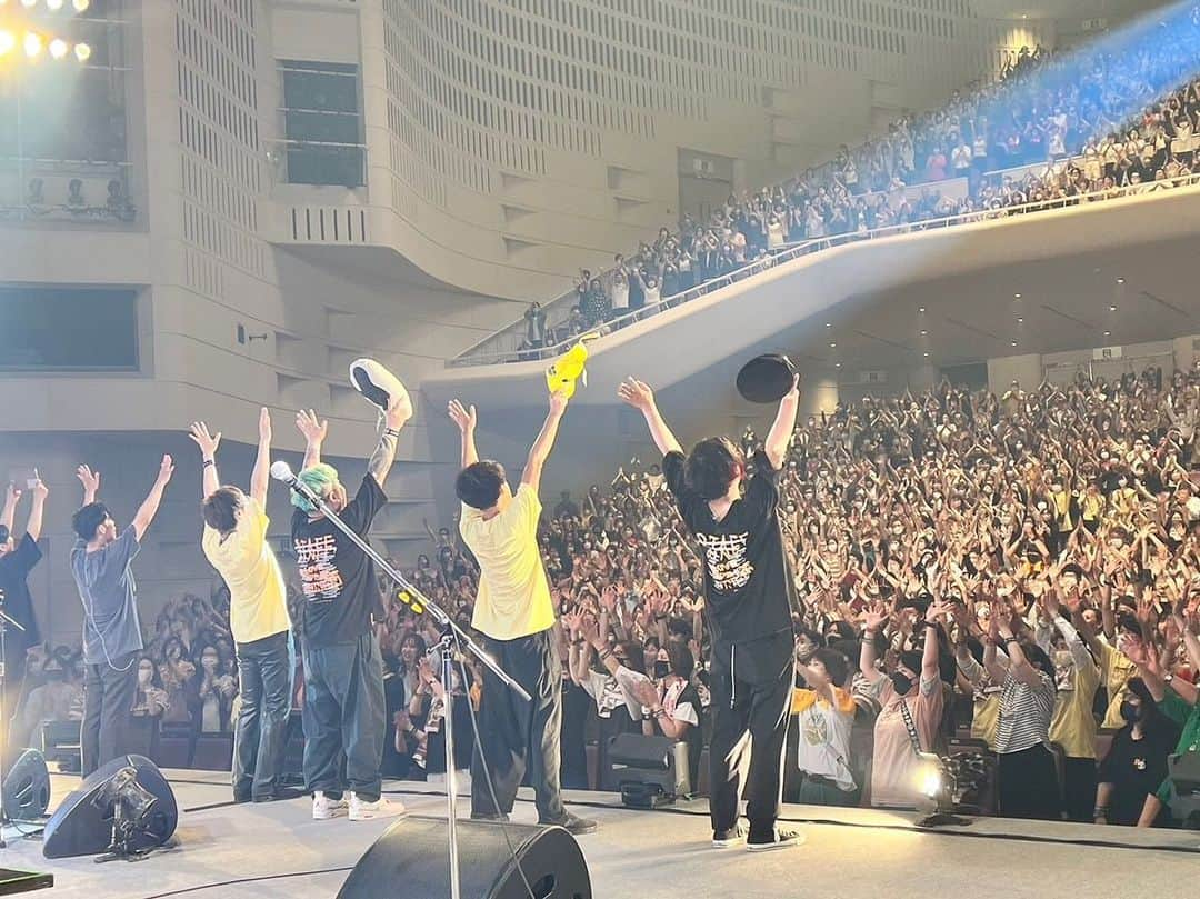 DUTTCHさんのインスタグラム写真 - (DUTTCHInstagram)「高橋優 LIVE TOUR 2022-2023「ReLOVE & RePEACE ～ReUNION 後編～」26本目‼️  埼玉・大宮ソニックシティホール ありがとうございました🤘  今日のみなさんの声が、倍倍になっていくの何‼️‼️どこまでデカくなるんやぁ〜な感じでした。最後のあのデカさは、新記録更新でした🎊  また @kanzasumito  がこのツアーラスト‼️いつもメンバー紹介の 変化球最高やった🤘お疲れ様でした‼️  #高橋優 #リラリピツアー #suicaペンギン」6月1日 23時34分 - uzmkduttch