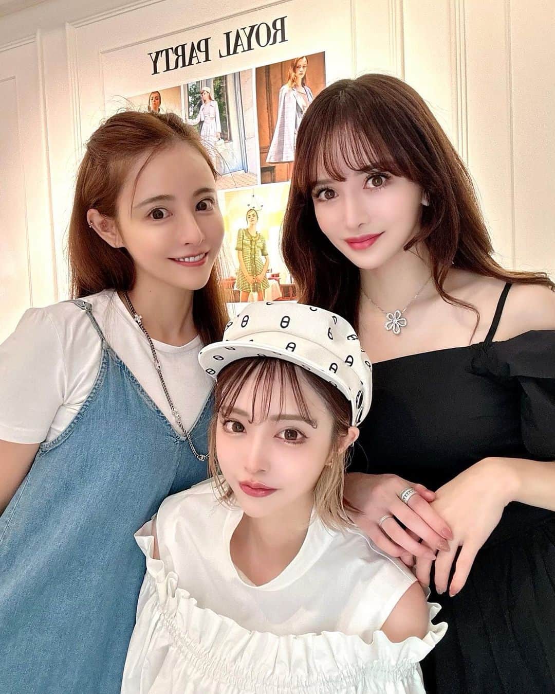 ririのインスタグラム：「安定の3人で展示会行ってきました♥️ʕ•ᴥ•ʔ♥️  サバサバしてる🐟🐟🐟 テンションが似てるから 一緒いて楽すぎる😆✌️ また近いうちランチもいこうね💖  @royalparty_official の A/Wめちゃ可愛かったよ🥹💓 お楽しみに(*☻-☻*)❣️  アタシも届くの楽しみ🎁  #love #happy #friend」