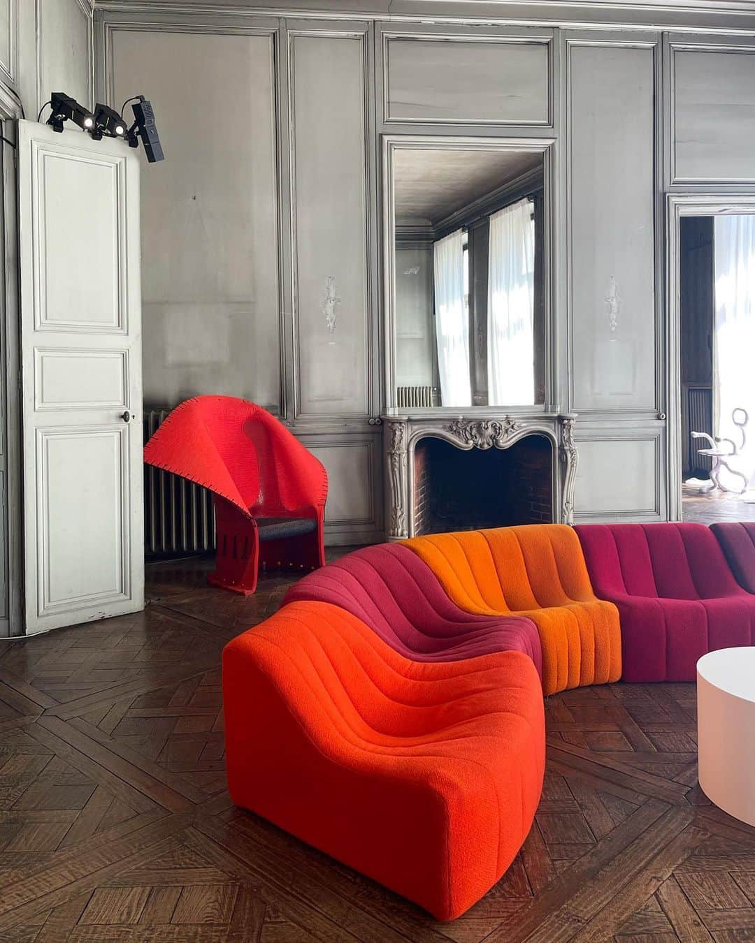 クリスヴァンアッシュさんのインスタグラム写真 - (クリスヴァンアッシュInstagram)「CONGRATS @downtown.plus FOR THE FANTASTIC INSTALLATION “TRÔNES” - A MUST SEE IN PARIS. @laffanour_galeriedowntown #design #furniture #furnituredesign  #krisvanassche #kris_van_assche」6月1日 23時36分 - kris_van_assche
