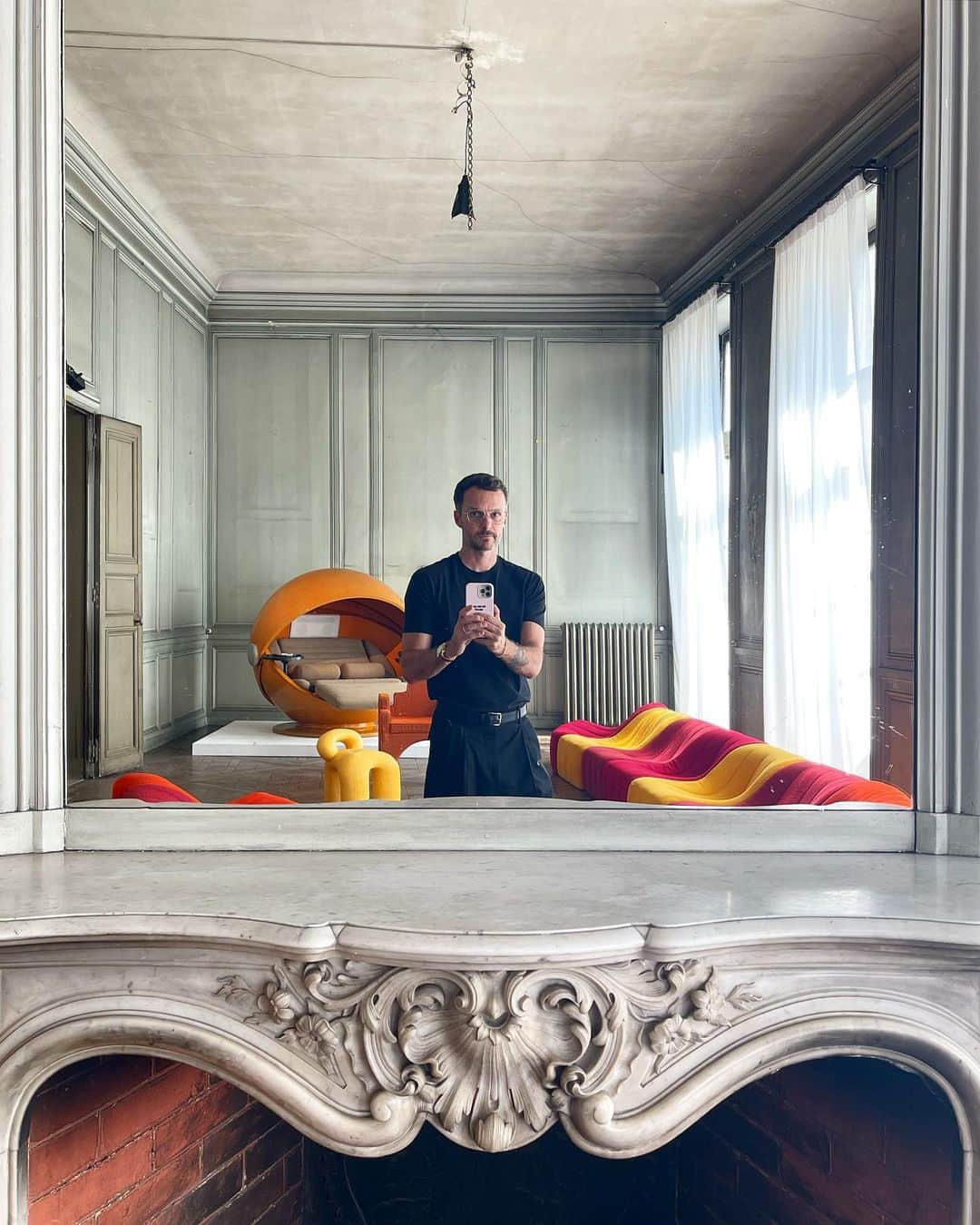 クリスヴァンアッシュのインスタグラム：「CONGRATS @downtown.plus FOR THE FANTASTIC INSTALLATION “TRÔNES” - A MUST SEE IN PARIS. @laffanour_galeriedowntown #design #furniture #furnituredesign  #krisvanassche #kris_van_assche」