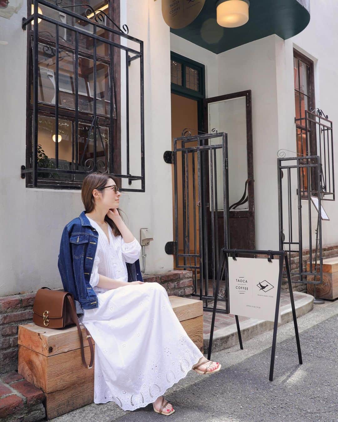 ASUKAさんのインスタグラム写真 - (ASUKAInstagram)「. 少し前に神戸に行った時に立ち寄ったカフェ☕️  @taocacoffee_kobe   外観かわいかった🥹❤️  #taoca #taocacoffee #タオカコーヒー #タオカコーヒー元町 #taocacoffee元町 #コーヒースタンド #神戸カフェ #元町カフェ #三宮カフェ #三ノ宮カフェ #兵庫カフェ #大阪力フェ #神戸グルメ #三宮グルメ #カフェ巡り #カフェ女子」6月1日 23時36分 - a.asuka.a