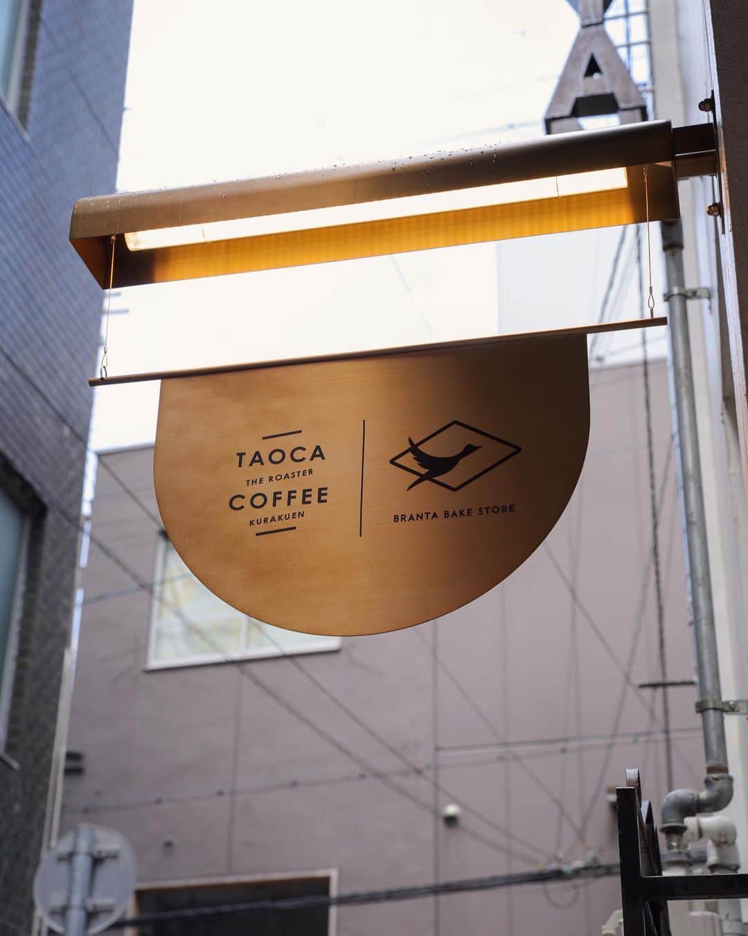 ASUKAさんのインスタグラム写真 - (ASUKAInstagram)「. 少し前に神戸に行った時に立ち寄ったカフェ☕️  @taocacoffee_kobe   外観かわいかった🥹❤️  #taoca #taocacoffee #タオカコーヒー #タオカコーヒー元町 #taocacoffee元町 #コーヒースタンド #神戸カフェ #元町カフェ #三宮カフェ #三ノ宮カフェ #兵庫カフェ #大阪力フェ #神戸グルメ #三宮グルメ #カフェ巡り #カフェ女子」6月1日 23時36分 - a.asuka.a