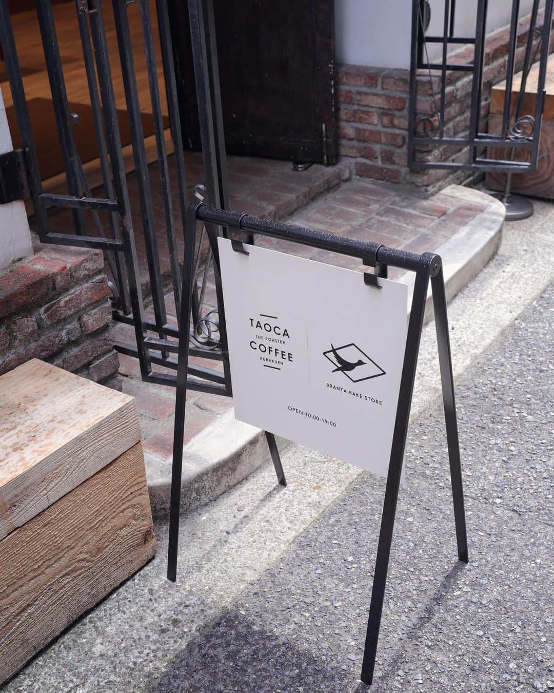 ASUKAさんのインスタグラム写真 - (ASUKAInstagram)「. 少し前に神戸に行った時に立ち寄ったカフェ☕️  @taocacoffee_kobe   外観かわいかった🥹❤️  #taoca #taocacoffee #タオカコーヒー #タオカコーヒー元町 #taocacoffee元町 #コーヒースタンド #神戸カフェ #元町カフェ #三宮カフェ #三ノ宮カフェ #兵庫カフェ #大阪力フェ #神戸グルメ #三宮グルメ #カフェ巡り #カフェ女子」6月1日 23時36分 - a.asuka.a