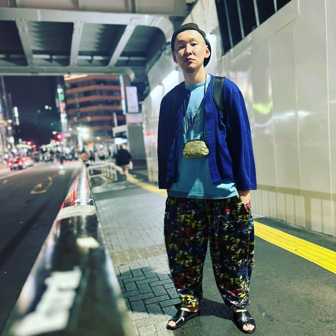 市川刺身さんのインスタグラム写真 - (市川刺身Instagram)「今日の服装。 宿題を済まし続けてレインボーとの2マンレインどいつ。  ハラノムシで購入したドイツ軍のトレーニングTシャツにシルクスクリーンかまされた物。背面がイカしてるから今度見せよう。 昔吉祥寺の古着屋で購入した首部分をぶち取った感じの上着。 色合いと履き心地最強のイージーパンツ。 山田帽子店で購入したハンチングベレー帽を頭に乗っけて黒の便所サンダルに金のがま口mont-bellのリュック。  新ネタライブのネタ作りをする前にやらなきゃいけない一山と戦い続けて同期のレインボーとの楽しいライブ今日のあなたがしてくれなくても観るの楽しみ。 ライブ終わりに今度あるライブの打合せして帰り道の渋谷駅下のガードレールに携帯置いて撮りました。 あんなに人通りが多い場所で1人で写真撮るどうかしてる。 駅の階段で『刺身だ！』と声をかけてもらって一緒に写真撮った。 声かけてくれたお2人ありがとう。  #今日着た服 #ファッション #古着 #ハンチング #ベレー #ハンチングベレー #晩飯どうしよう #よゆう」6月1日 23時47分 - soitsudoitsu