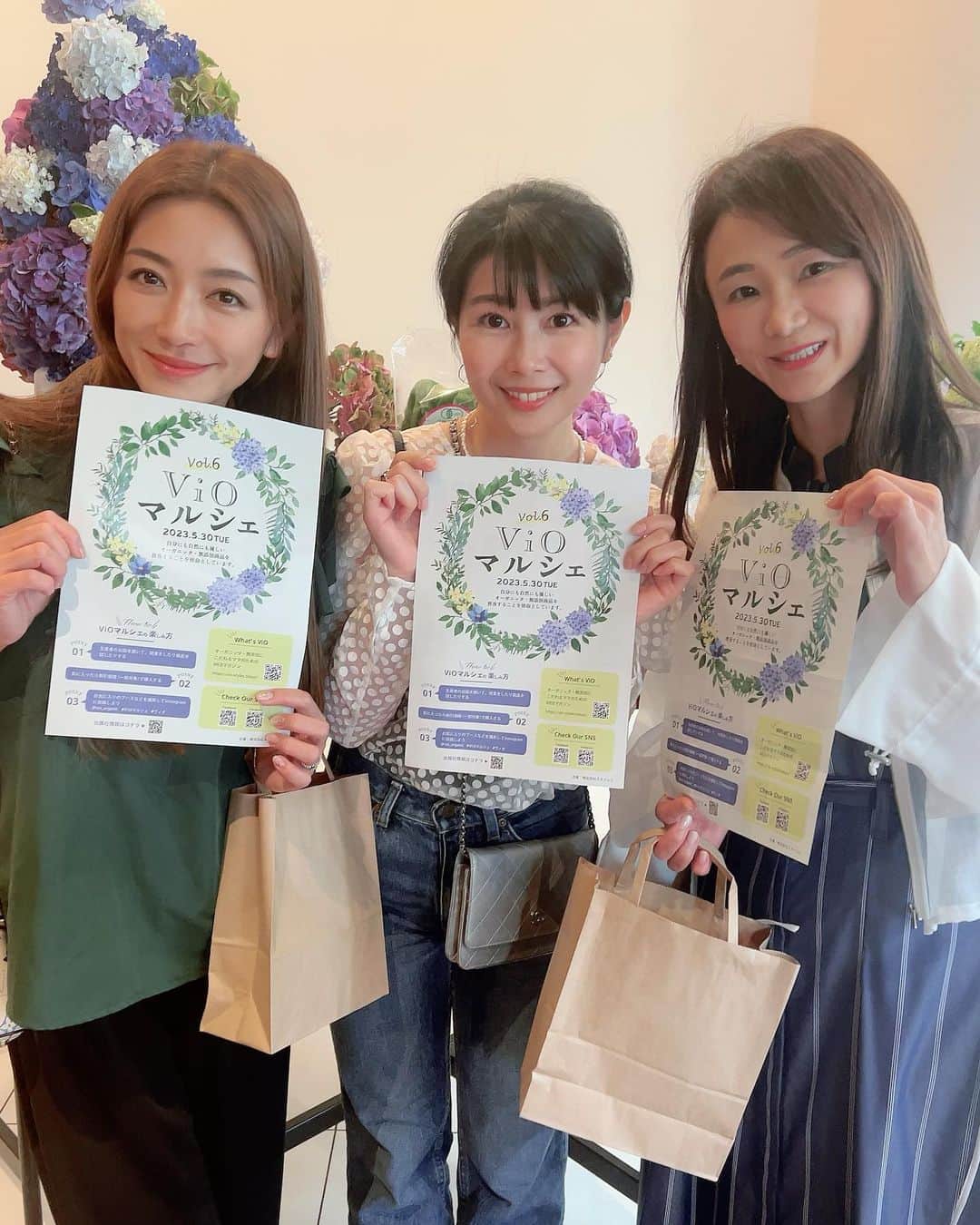 松藤あつこのインスタグラム：「先日の @vio_organic  Vioマルシェ🩷  前回は行けなかった記憶で… ワクワク行ってまいりました♩  @nakayamamami ちゃんや @yamamotosatoko さん @shoookooo924 ちゃん @kimiyo.f さんにも久しぶりにお会いできて😆💕  安心安全の拘り抜かれた商品たちに、ママたち大興奮😝  @soyprotein_beauty も美味しくゲット♡  写真撮れてないけど @organic_premafoods の 小松菜うどんや小松菜、山椒醤油ゲット♡  家族で愛飲している @aotsubu_moroheiya のお弁当用の個包装ゲット♡  @kurakon_vegan のフムスも美味しくて全味ゲット♡  年下さんなのにおおきな双子君を育て上げた、子供達の胃袋とお弁当事情熟知している神ママさんが作った @harapeko_market のチキン達、配送してくれるとのことでゲット♡  @delifas_ の @rima_itabashi さんにも久々会えたし、ファスティング経験したママ友達も紹介できて嬉しかったー😍  またみんなで #デリファス しよ🩷  あのままコストコ行ってしまったからな… デリファスのペペロンブロッコリー粥買ってくるべきだったわぁ🥹 とっても美味しいのです💖  次回も楽しみでーす☆  #vioマルシェ #沢山の人に会える #素敵な商品に出会える  #六本木ヒルズ #良いものを買う #服は安い私 #調味料 #大事 #小松菜 #お弁当に入れてみた #完食　😍」