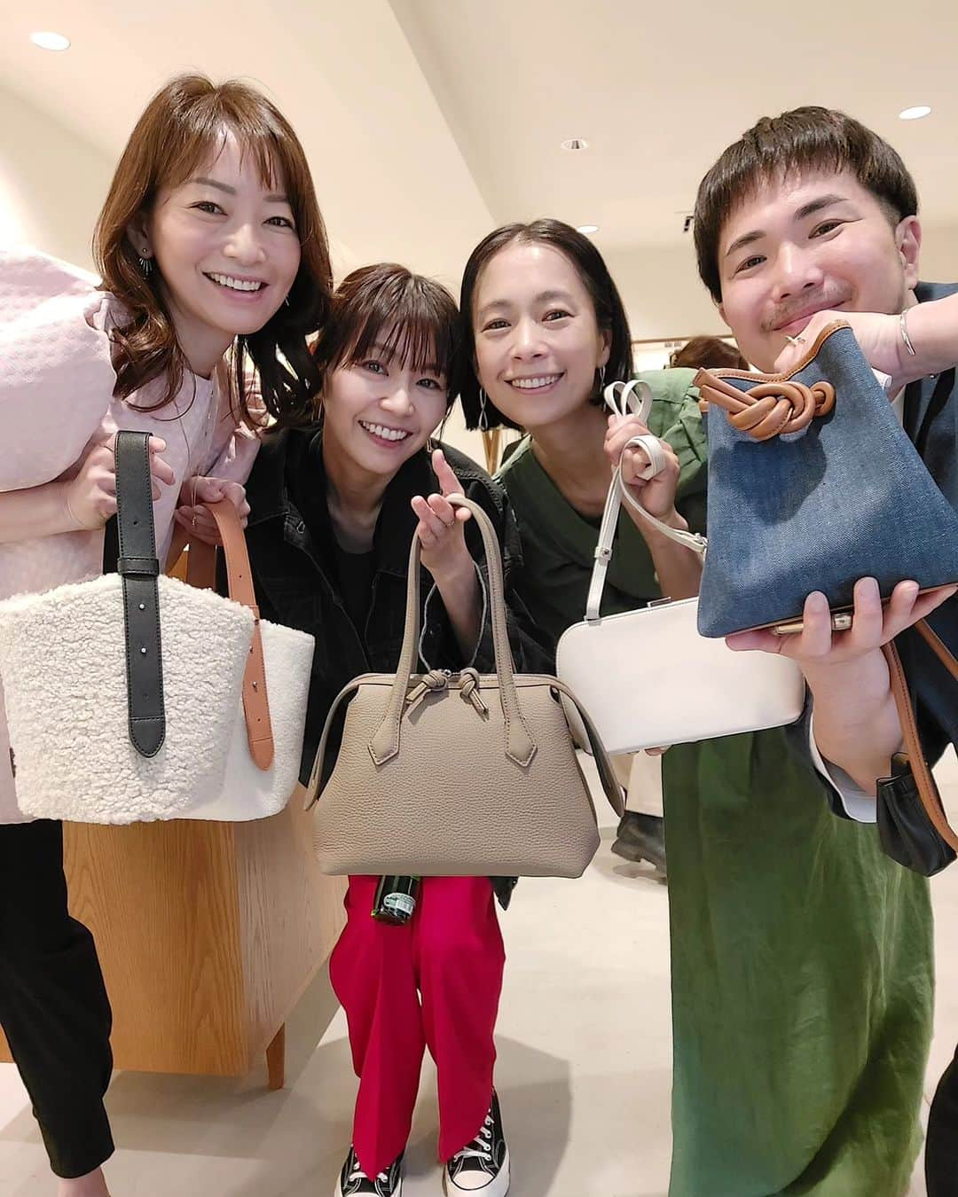 佐藤純さんのインスタグラム写真 - (佐藤純Instagram)「VASIC の展示会へ👜  @vasic_japan   ナオちゃん&あゆみちゃんと行ってきました😊  @nao_nao310 @ayumiayunco  VASICは、大好きでたくさん持ってるの❤  今回もまた、可愛すぎてキュンキュン😍  1枚目のボア素材のバケツバックも可愛い‼️  5枚目のアーモンドみたいなバックも😍  軽くて可愛い💕  8枚目のデニム素材のバックもー😍  みんなで、『それ可愛い❤️』って言葉を何度言ったかな😁  #vasic  #バック #表参道 #展示会 #ママ #ママモデル #モデル #mama #mamamodel #model」6月1日 23時40分 - junsatoidea