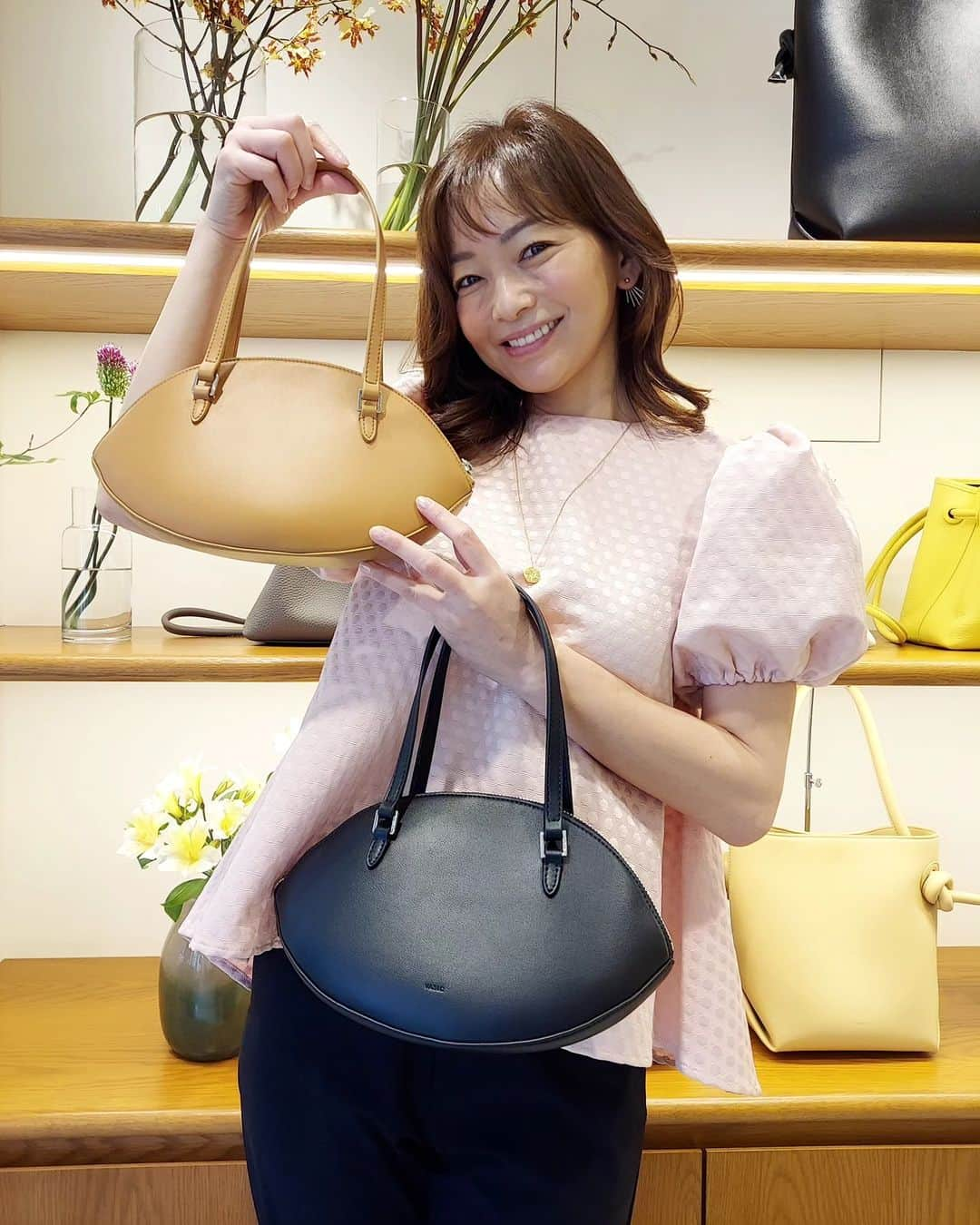 佐藤純さんのインスタグラム写真 - (佐藤純Instagram)「VASIC の展示会へ👜  @vasic_japan   ナオちゃん&あゆみちゃんと行ってきました😊  @nao_nao310 @ayumiayunco  VASICは、大好きでたくさん持ってるの❤  今回もまた、可愛すぎてキュンキュン😍  1枚目のボア素材のバケツバックも可愛い‼️  5枚目のアーモンドみたいなバックも😍  軽くて可愛い💕  8枚目のデニム素材のバックもー😍  みんなで、『それ可愛い❤️』って言葉を何度言ったかな😁  #vasic  #バック #表参道 #展示会 #ママ #ママモデル #モデル #mama #mamamodel #model」6月1日 23時40分 - junsatoidea