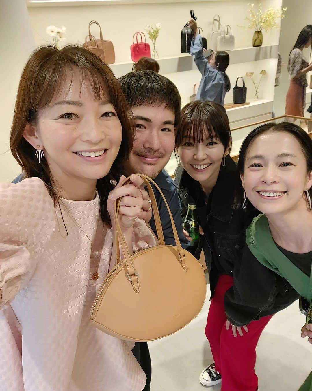 佐藤純さんのインスタグラム写真 - (佐藤純Instagram)「VASIC の展示会へ👜  @vasic_japan   ナオちゃん&あゆみちゃんと行ってきました😊  @nao_nao310 @ayumiayunco  VASICは、大好きでたくさん持ってるの❤  今回もまた、可愛すぎてキュンキュン😍  1枚目のボア素材のバケツバックも可愛い‼️  5枚目のアーモンドみたいなバックも😍  軽くて可愛い💕  8枚目のデニム素材のバックもー😍  みんなで、『それ可愛い❤️』って言葉を何度言ったかな😁  #vasic  #バック #表参道 #展示会 #ママ #ママモデル #モデル #mama #mamamodel #model」6月1日 23時40分 - junsatoidea