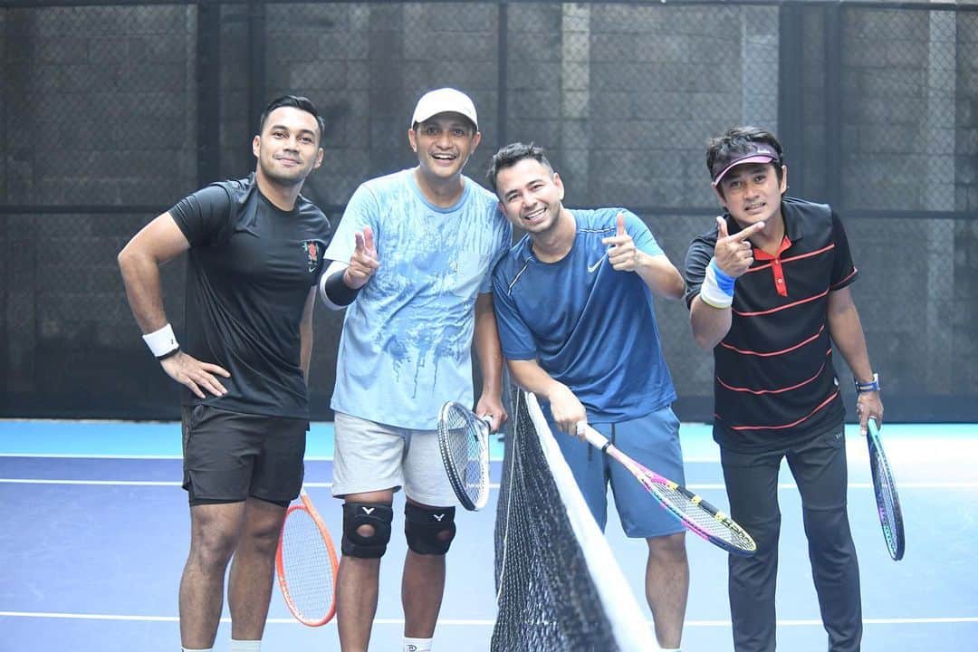 Raffi Ahmadさんのインスタグラム写真 - (Raffi AhmadInstagram)「Mendapatkan lawan bermain tenis baru bersama @raffinagita1717 @dionwiyoko , @wikan_sakarinto , @hasbullah.tahir.ht , @muhamadriandito dan teman-teman dari PELTI @tennisindonesiaofficial   Maju terus Tennis Indonesia ! 🇮🇩」6月1日 23時50分 - raffinagita1717