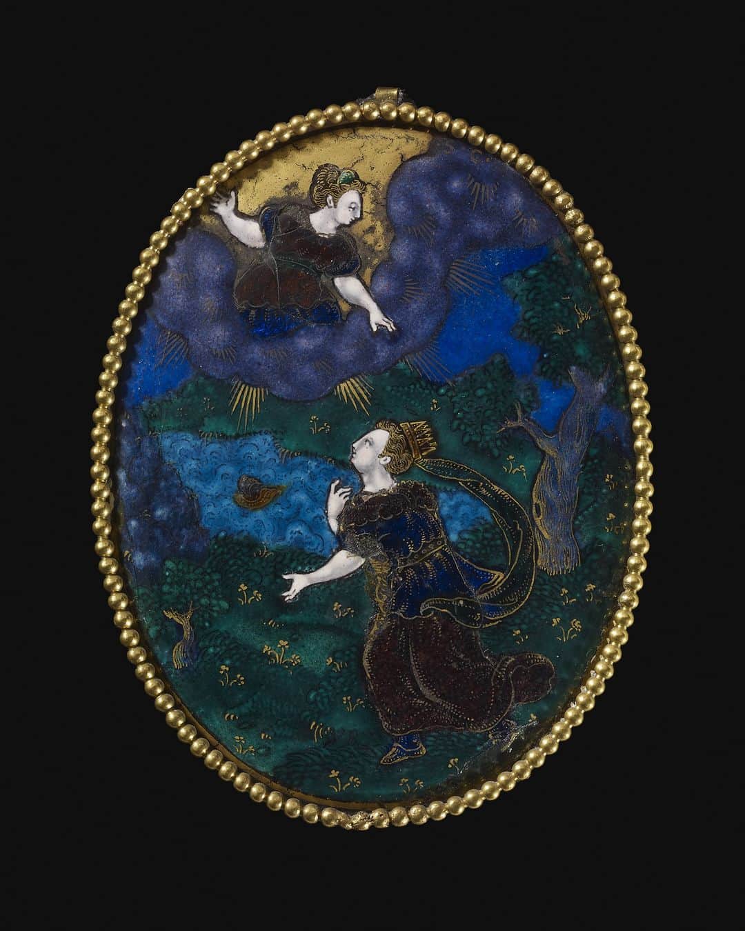 大英博物館のインスタグラム：「#June is named after Juno, the Roman goddess of marriage, childbirth and fertility – her Greek equivalent is Hera.  Juno’s symbols are the peacock, the cuckoo and the cow – animals she considered sacred – and her chariot is pulled by peacocks instead of horses.  This 15th century enamelled mirror depicts a scene from Virgil’s Aeneid, where Dido, the Queen of Carthage, appeals to help from Juno. Dido’s husband Aeneas has deserted her – shown here as a small galleon sailing away in the distance – and she pleads for assistance.   Her heart broken, Dido goes on to stab herself with Aeneas' sword. Before dying, she predicts eternal strife between Aeneas' people and hers, which was seen as the mythical origin for the Punic Wars between Rome and Carthage.  🔗 Head to the link in our bio to take a closer look at who's who in the ancient Greek and Roman pantheon.  🔎 Susanne de Court (active around 1600), Painted Limoges mirror. Made from copper, enamel and gold, from Limoges in France, around 1600.   #BritishMuseum #Juno #AncientRome」