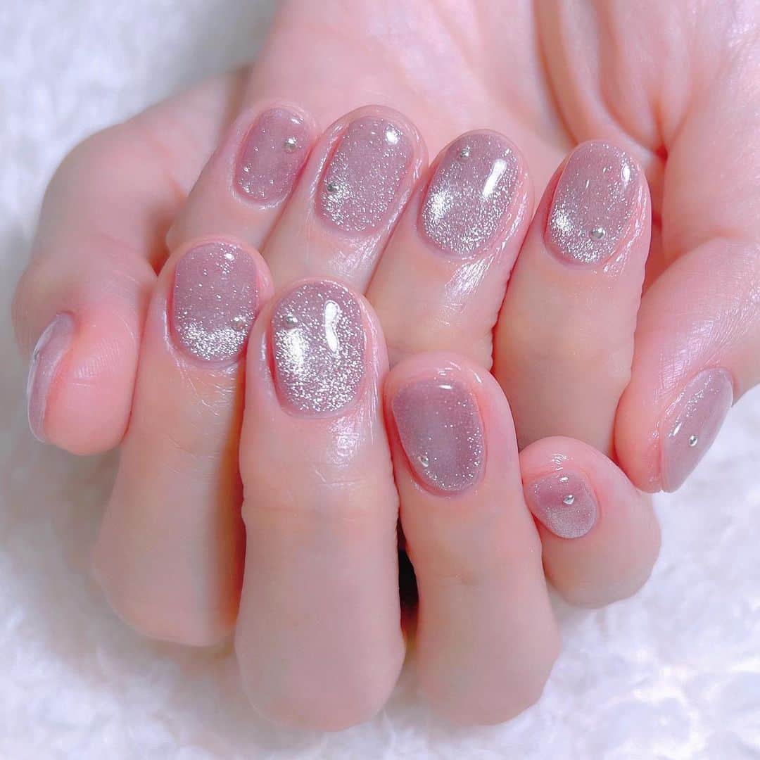 なかやまちえこのインスタグラム：「くすみピンクのマグネットネイル💅⠀ ⠀ @chapon_930 ⠀ 肌馴染み良いカラーのマグネットかわいいです！！⠀ ⠀ #nail #nails #nailart #ネイル #美甲 #ネイルアート  #japanesenailart #manucure #japanesenails #manicurist #gelnails #أظافر #네일아트 #미용  #เพ้นท์เล็บ #artedeuñas #เพ้นท์เล็บเจล #ジェルネイルデザイン #ネイルデザイン #nagelkunst #マグネットネイル #magneticnails #かわいい #かわいいネイル ⠀ @pregel.jp ⠀ @kimacat_betty ⠀ @aby_sharenail」