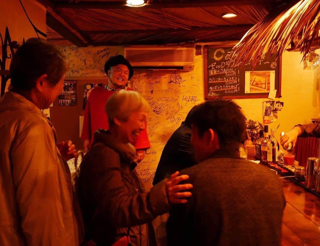 HIPPYのインスタグラム：「毎月6日の語り部の会 2023年6月5日にBAR CAMELにて  3年４ヶ月ぶりの通常開催です 今回証言いただくのは原爆の像のモデルとなった 佐々木禎子さんのお兄さんの佐々木雅弘さん  2017年7月に亡くなられた冨恵洋次郎さんが最後にお声かけされていた方で 141回目の開催の時に出会わせていただきました あれから約6年コツコツ続けることができての再会がとても嬉しく思います。  久しぶりの開催。ぜひお越しいただきたいです よろしくお願いします  —————————————————  「第209回原爆の語り部〜被爆体験証言者の証言〜」 6月5日（月曜日）18:30〜  BAR CAMEL（広島市中区薬研堀1-8 2階） 入場料 1000円  証言者・佐々木雅弘さん 伝承者・佐々木 祐滋さん 詩朗読・久保静代  4歳の時、爆心地から1,6Kmの地点で 原爆の子の像のモデルとなった妹 佐々木禎子さんと母、祖母と4人で被爆。 後に福岡に移住し美容院を営みながら、白血病で亡くなった妹の生涯を 国内外で伝え続けている NPO法人［SADAKO JEGACY］理事長  —————————————————  ［被爆75年］ヒロシマの景色が伝えるメッセージ［日々のハーモニー / HIPPY］ https://youtu.be/XuNzBmhTFVI  —————————————————  「原爆の語り部 被爆体験者の証言の会」ホームページ https://426hiroshima86.wixsite.com/homepage」