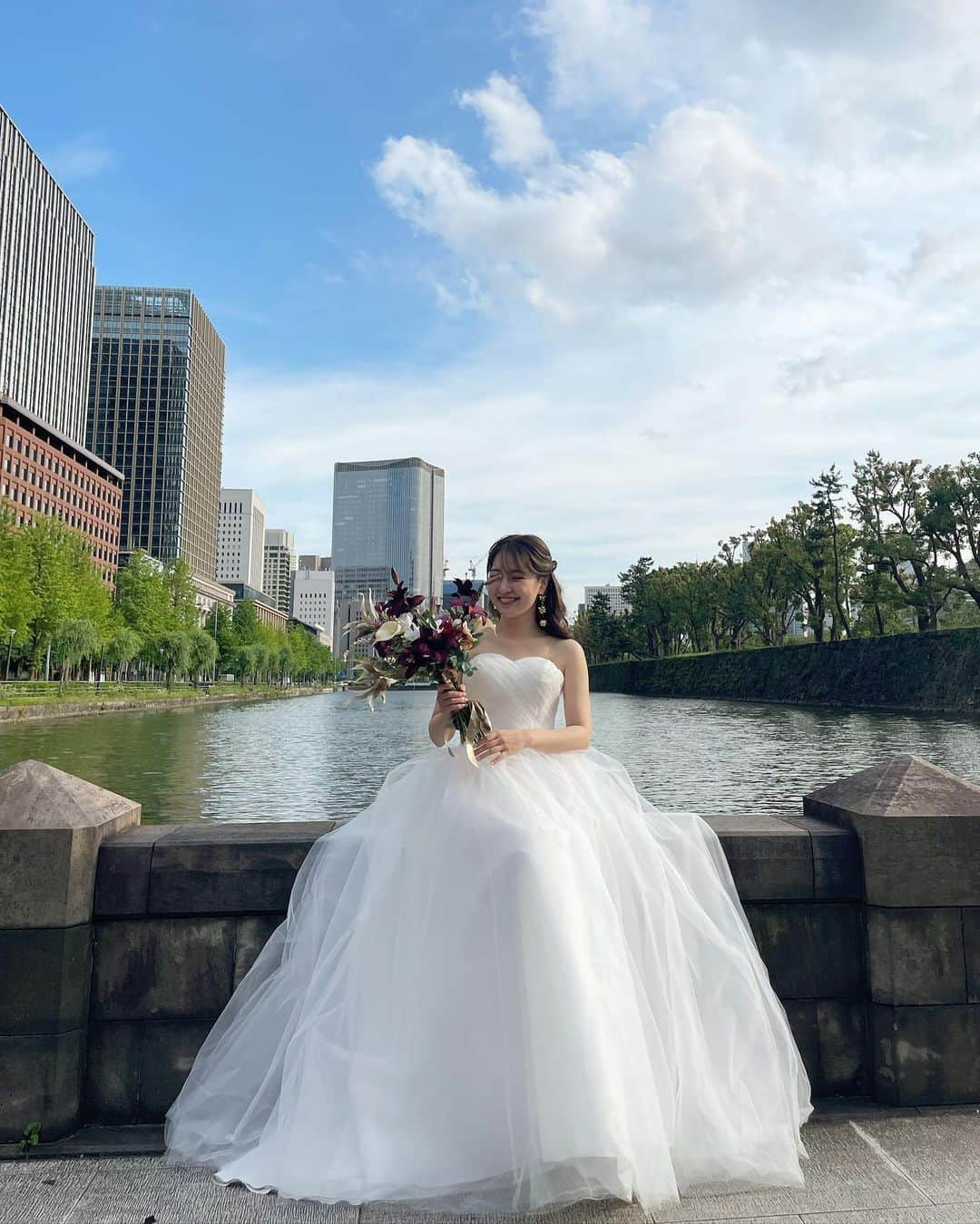 大野愛友佳さんのインスタグラム写真 - (大野愛友佳Instagram)「wedding shooting💐✨  笑顔溢れる撮影になりました❤︎ ありがとうございました😌  写真がたくさんなのでまたまとめて載せます✨  #ウェディングドレス#ウェディングヘア#ウェディング撮影#プレ花嫁#前撮りポーズ#前撮り写真#ブライダルフォト#ブライダルヘア#花嫁準備#ロケーション前撮り#カジュアルウェディング#カジュアルウェディングフォト#ロケーションフォトウェディング#ウェディングモデル」6月1日 23時58分 - ohnoayuka