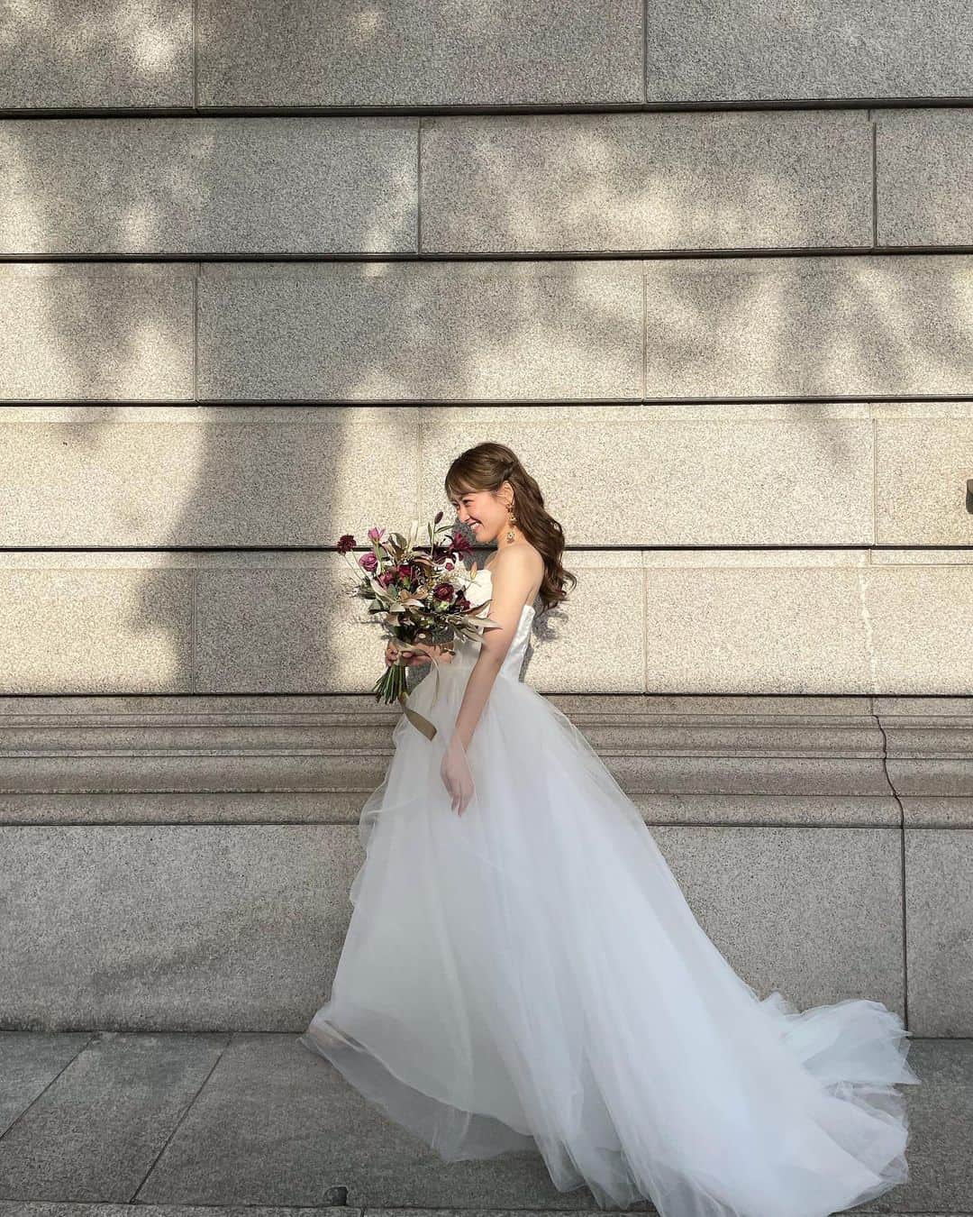 大野愛友佳のインスタグラム：「wedding shooting💐✨  笑顔溢れる撮影になりました❤︎ ありがとうございました😌  写真がたくさんなのでまたまとめて載せます✨  #ウェディングドレス#ウェディングヘア#ウェディング撮影#プレ花嫁#前撮りポーズ#前撮り写真#ブライダルフォト#ブライダルヘア#花嫁準備#ロケーション前撮り#カジュアルウェディング#カジュアルウェディングフォト#ロケーションフォトウェディング#ウェディングモデル」