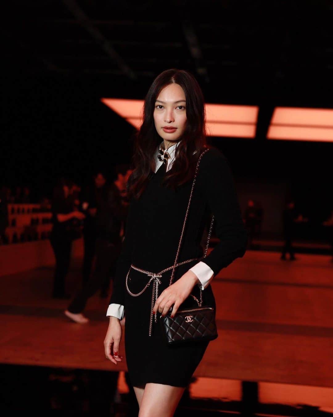 大政絢のインスタグラム：「CHANEL 2022/23年 メティエダール コレクションCHANEL-DAKARのレプリカ ショーに✨  @chanelofficial   音楽やパフォーマンスと共に 素晴らしいショーを間近でみることができとても興奮しました☺️  #chanel #chanelintokyo #CHANELMetiersdArt」