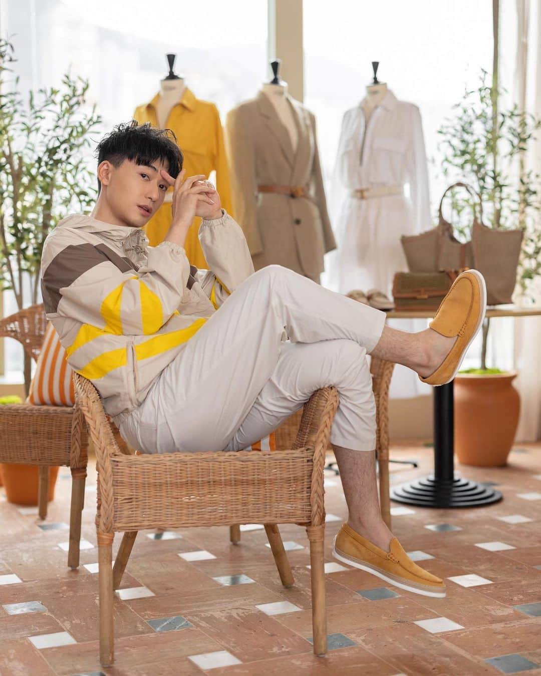 MR PORTERのインスタグラム：「Last night we partnered with @tods at Soho House Hong Kong to ring in the start of summer (and their new season collection - available now on MR PORTER via the link in bio).  Here, our friend @char1es shares a behind-the-scenes look at how we celebrated.   #MRPORTERxTODS #FriendsofMRPORTER @sohohouse 📸 @char1es」