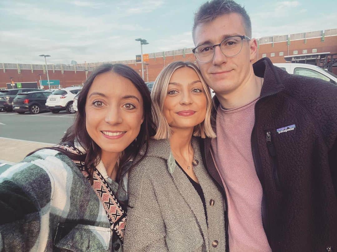 ニコル・ショットのインスタグラム：「Mai 💕  #family #friends #army #wisdomtheethout」