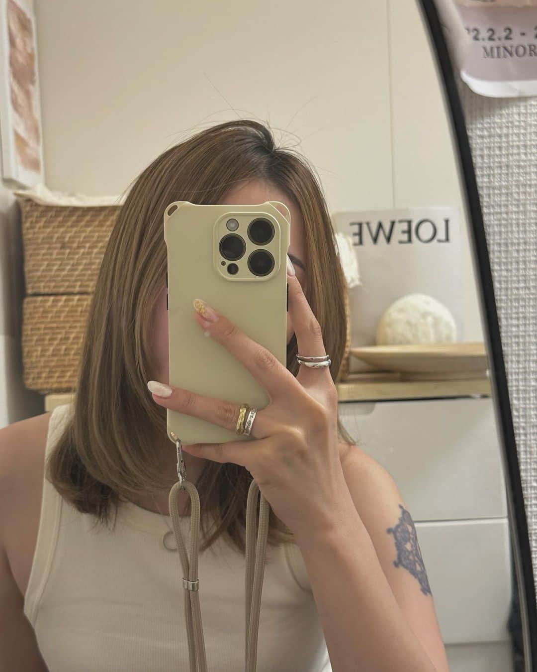 MAOIWATAのインスタグラム：「髪の毛ちゅるん💇‍♀️ 髪質改善2回目♡テンションあがってTwitterにも更新したけど✏️  ほんっまに髪の毛軽いしサラサラ。 頭CMみたいに振りたくなる✨ 産後のパサパサキシキシの髪の毛が生まれ変わったよ😭！感動🥺  @miho_nozaki4 ありがと！！ 出産祝いでもらったトリートメントはよすぎてストック買いしたいレベル。笑 なくなるの不安です🤚  あとあと！！ 新調した🍊リップが、 まじ色落ちしなくて最高すぎるぅ🧡 詳しくはTwitterにも書いたけど ストーリーでも紹介しよっと🧡  私最近家でタンクトップやけど 夏何着ればいいんやろ、、笑🤣 UNIQLOさまさま…😌  #髪質改善 #髪質改善トリートメント #トリートメント #ヘアケア #ヘアケア用品 #ヘアケアグッズ #インバストリートメント #アウトバストリートメント」