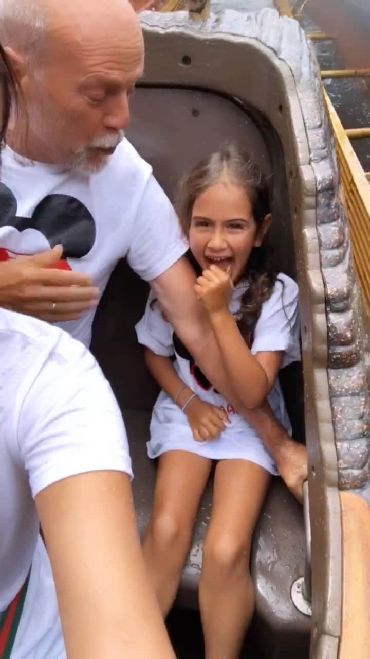 のインスタグラム：「You bet this family will be back for more fun and laughs when you reopen as Tiana Bayou! Thanks for all the memories Splash Mountain ⛰️😅  #splashmountain #disneylandlove」