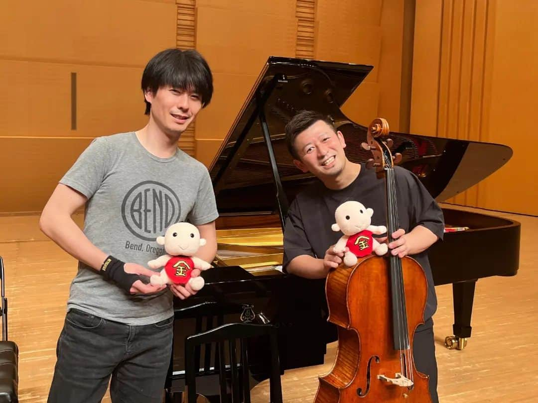 福間洸太朗さんのインスタグラム写真 - (福間洸太朗Instagram)「Last Friday, I gave a duo recital with Dai Miyata, a wonderful Japanese cellist, in the beautiful Miyajigakki Hall in Tokyo. I think it was a rare opportunity for the audience to hear the Piano Sonata No.2 and the Cello Sonata OP.19 by Rachmaninoff in one concert.  We took photos with "Kokin-chan", the image character of the hall before and after the concert. 😉 Some friends came to the concert, including Yuki Ito (we played his transcriptions of Rach Songs) and Tatsuki Machida (a former Figure Skater). Thanks a lot!  先週金曜日は小金井の宮地楽器ホールで宮田大さんとのデュオリサイタルでした。一つの演奏会でラフマニノフのピアノ・ソナタとチェロ・ソナタを聴くのはレアな機会ではなかったかと思います。私の厚かましい提案を受け入れてくれた大ちゃんに感謝します。  「こきんちゃん」と演奏会ビフォーアフターで写真を撮りました。 チェリストの伊藤悠貴くんや元フィギュアスケーターの町田樹くんも来てくれて嬉しかったです。 お越しくださった皆様、有難うございました！  #Koganei #Miyajigakki #Rachmaninoff #DaiMiyata #Cellist #YukiIto #TatsukiMachida #kokinchan #小金井 #宮地楽器ホール #ラフマニノフ #宮田大 #チェリスト #伊藤悠貴 #町田樹」6月2日 0時08分 - kotarofsky